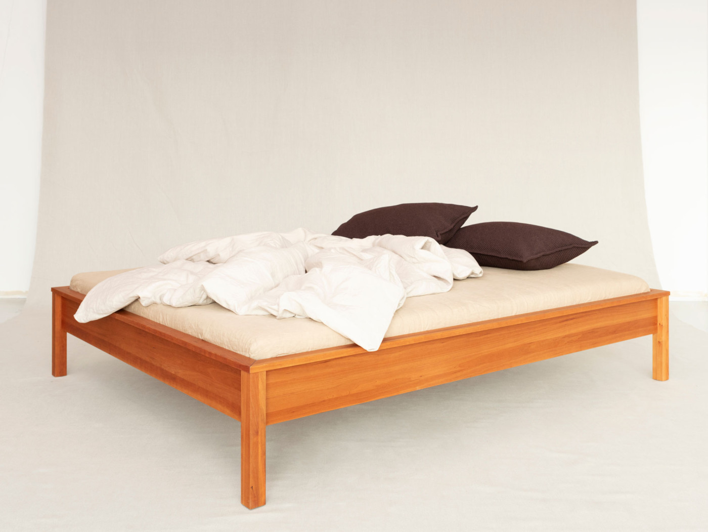 Massivholzbett Alsea, Black Cherry massiv geölt, 160 × 200 cm