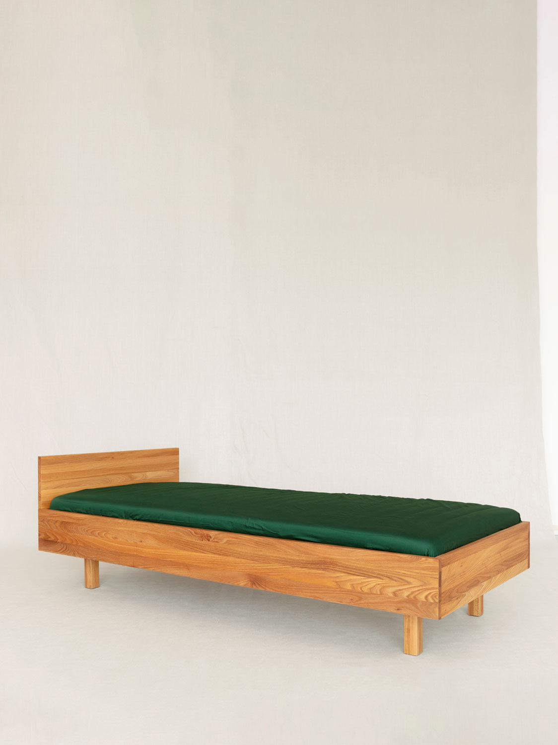 Avena in massiver Ulme mit hohem Kopfteil