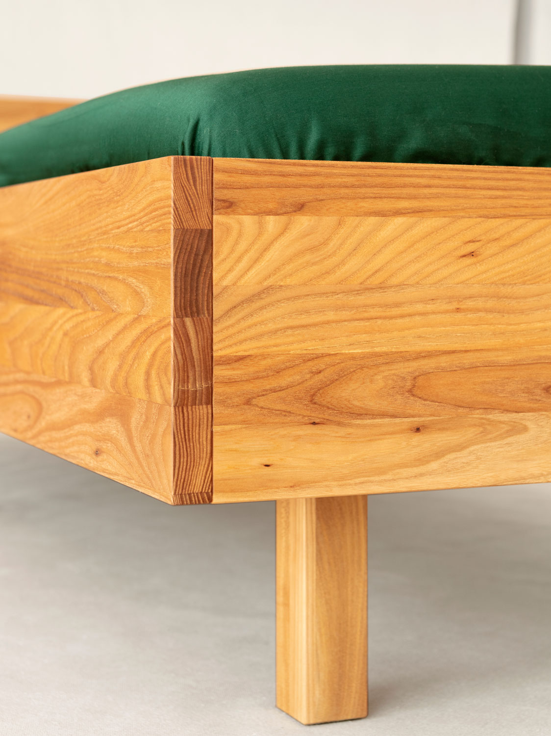 Avena in massiver Ulme mit hohem Kopfteil