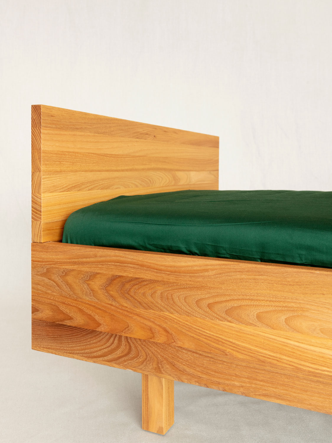 Avena in massiver Ulme mit hohem Kopfteil