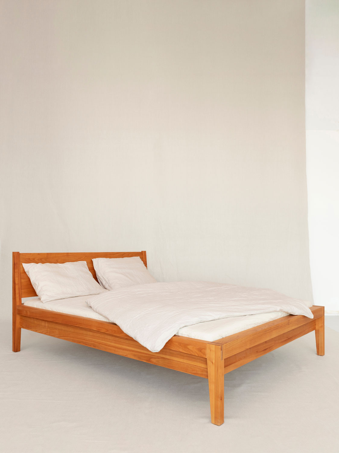 Massivholzbett Iberis, Kirschbaum massiv geölt, 160 × 200 cm, Ausführung mit hohem Kopfteil
