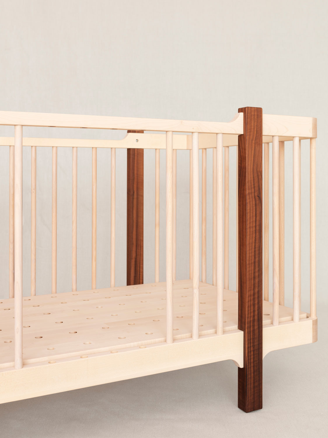 Massivholz-Babybett Sferico, Ahorn mit Nussbaumfüssen