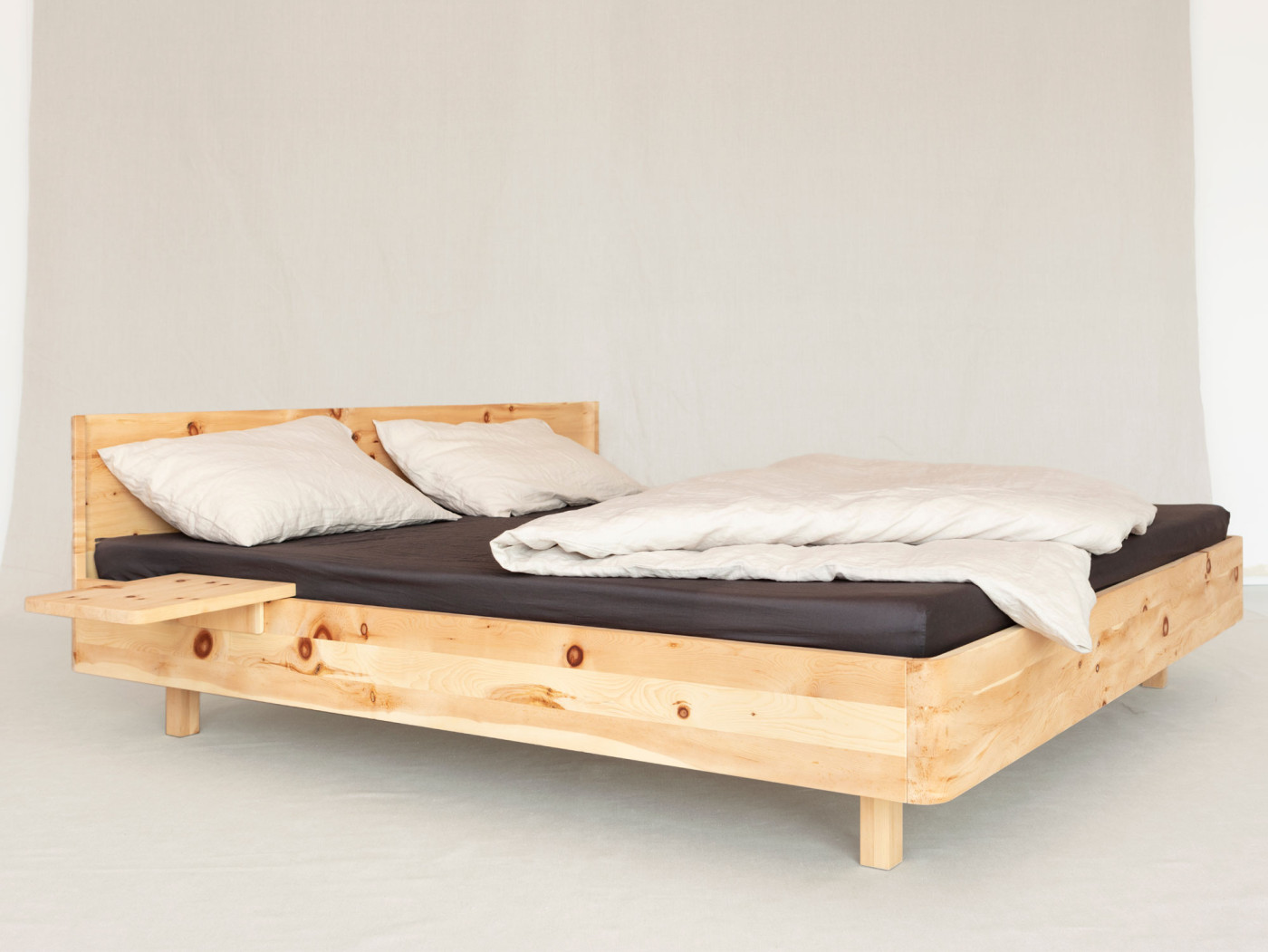 Massivholzbett Sferico mit Füssen, Arve, 160 × 200 cm