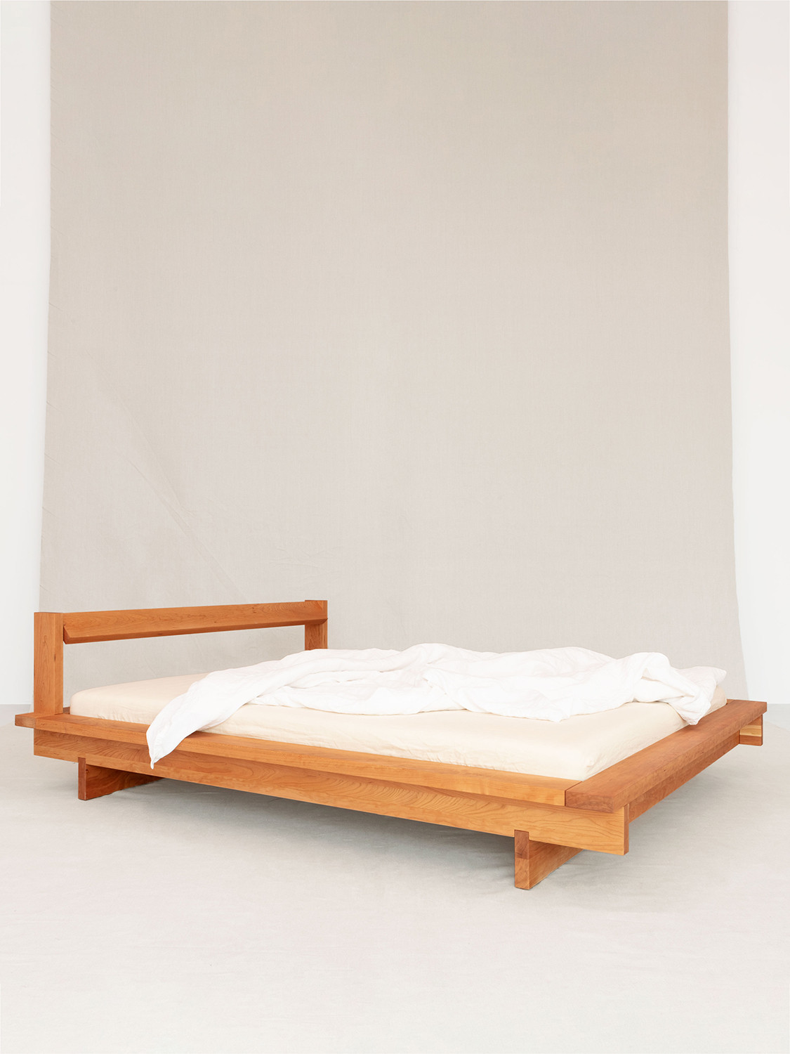 Massivholzbett Tekto mit Lehne, Black Cherry, 160 × 200, Höhe 25.6 cm