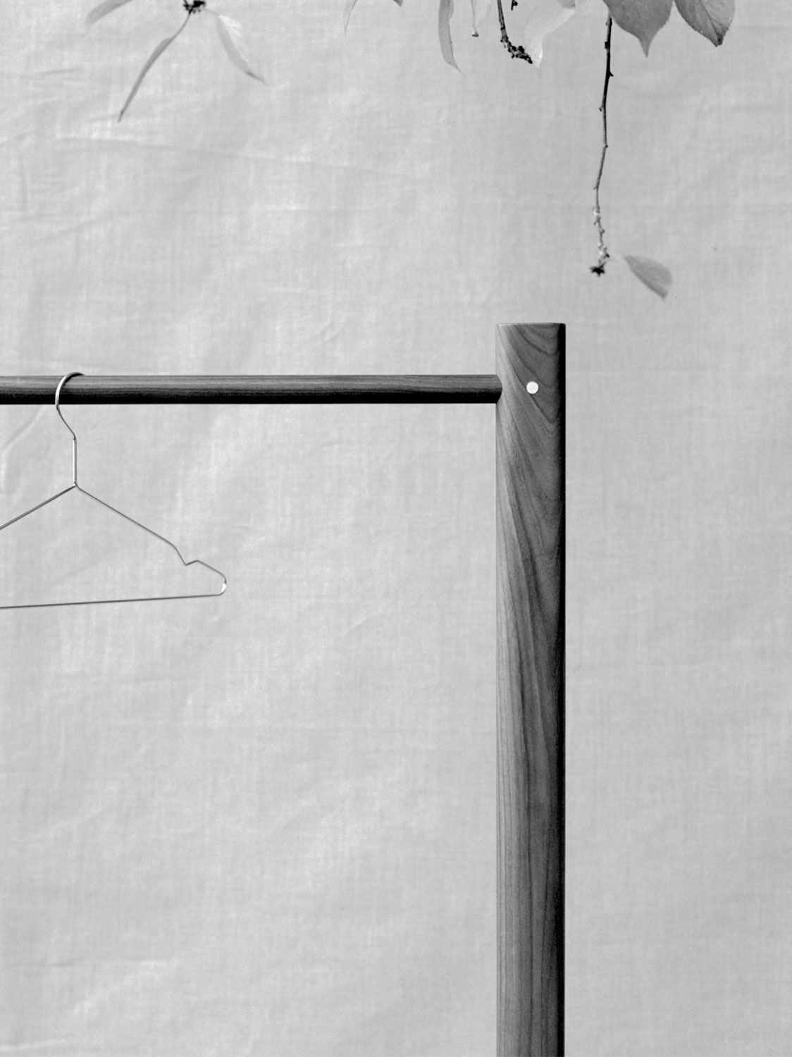 Massivholzgarderobe Etta in Ulme (Massivholz), Verbindungsdetail, hergestellt in Winterthur