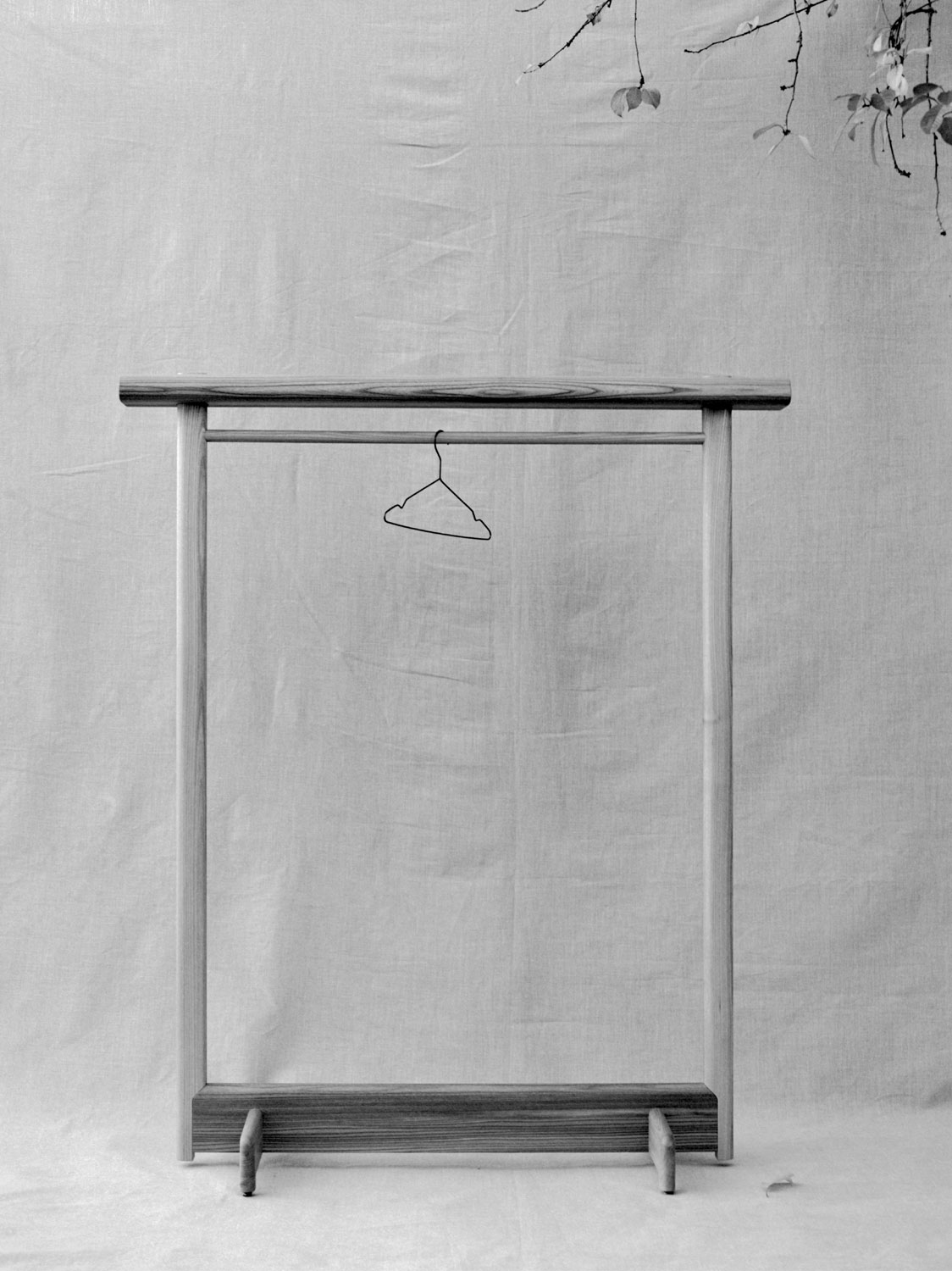 Massivholzgarderobe Etta in Ulme mit &laquo;Hutablage&raquo;, hergestellt in Winterthur