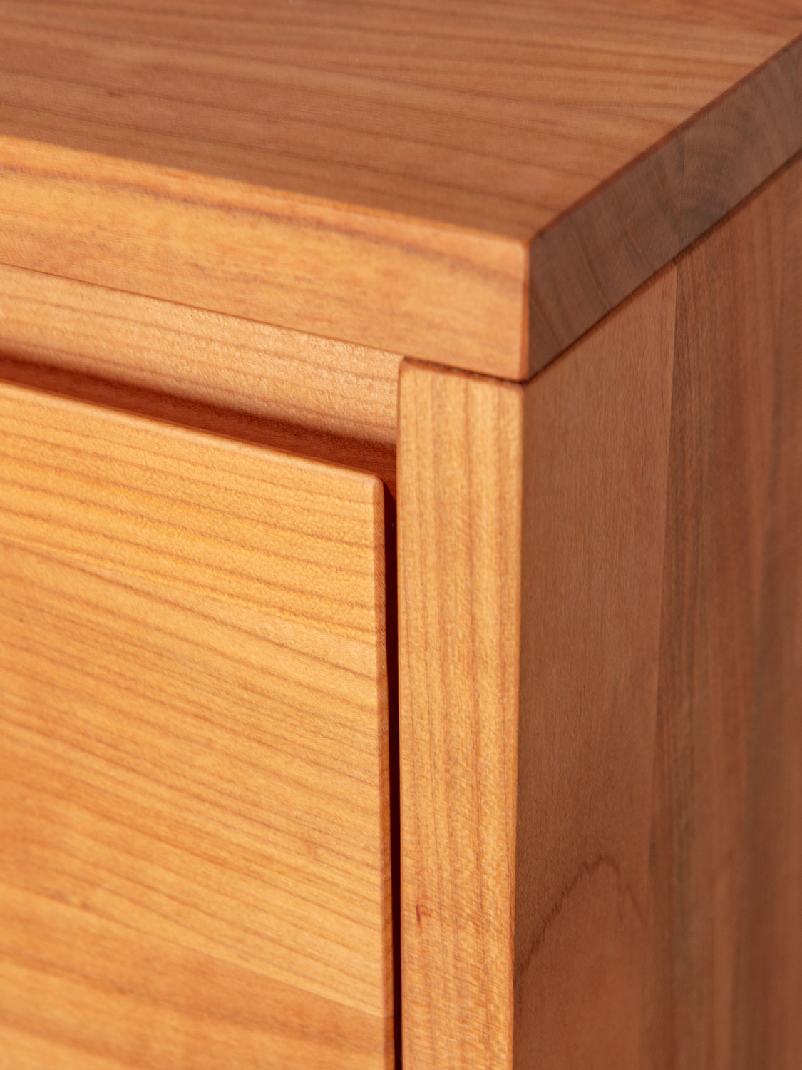 Massivholzkommode in Kirschbaum.