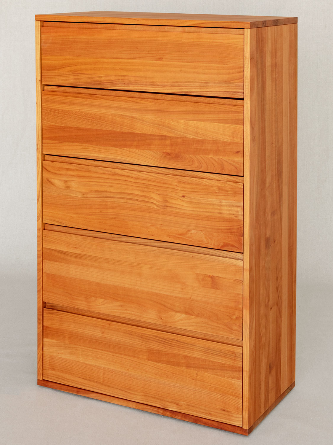 Massivholzkommode in Kirschbaum mit Zargen in Ahron, in der Abmessung 75.5 x 121.3 cm