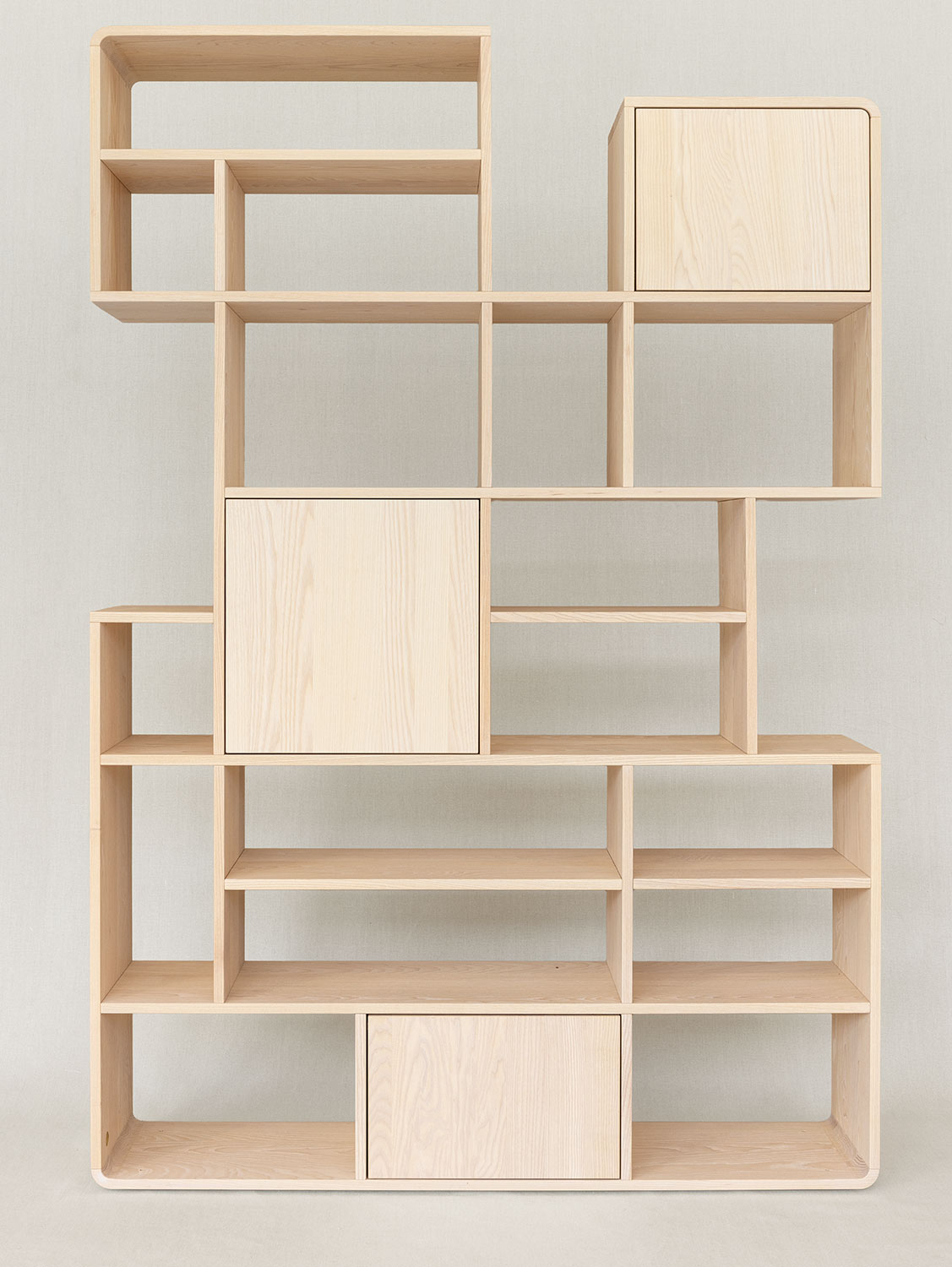 Massivholzregal "Explosion" in Esche in schmaler Ausf&uuml;hrung (143 cm breit) mit Massivholzt&uuml;rchen