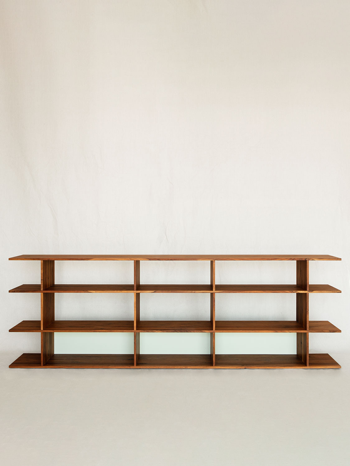 Massivholzregal in Astnuss mit offenen Seiten, 296 × 99 × 40 cm