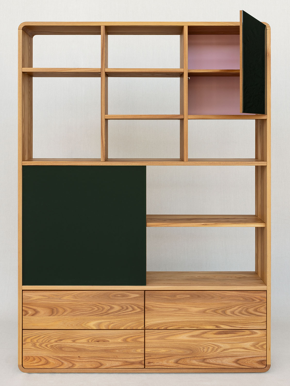 Massivholzregal in Ulme mit Schiebet&uuml;ren aus Glas und Schubalden aus Massivholz, 156 &times; 218 &times; 31 cm