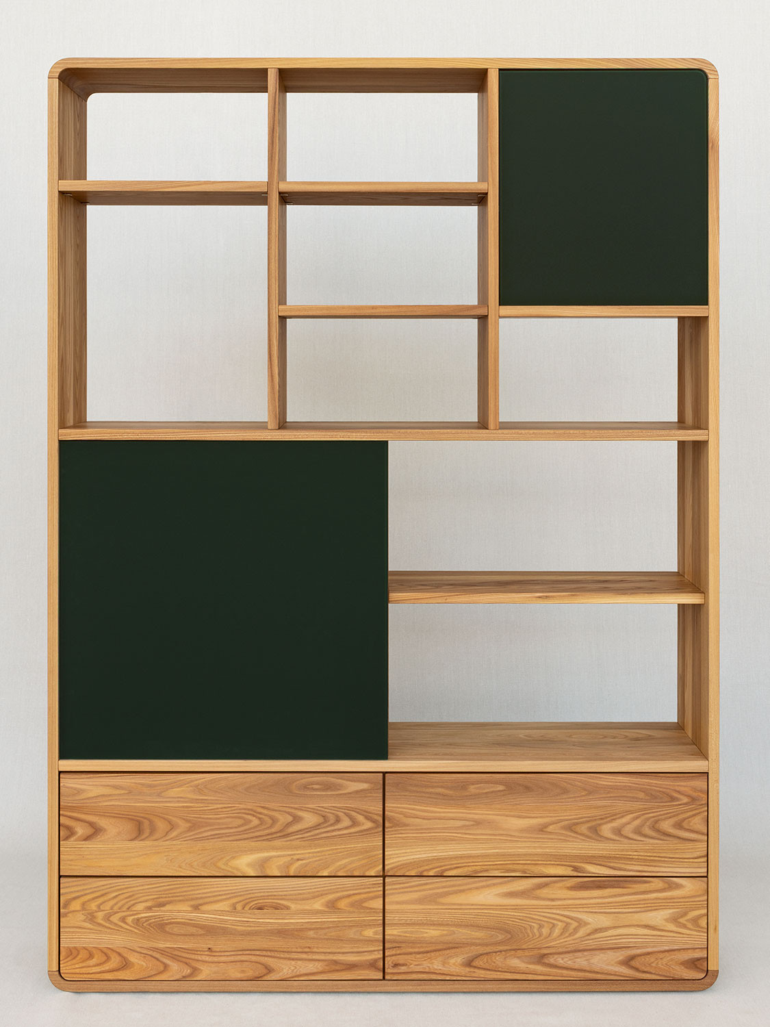 Massivholzregal in Ulme mit Schiebetüren aus Glas und Schubalden aus Massivholz, 156 × 218 × 31 cm