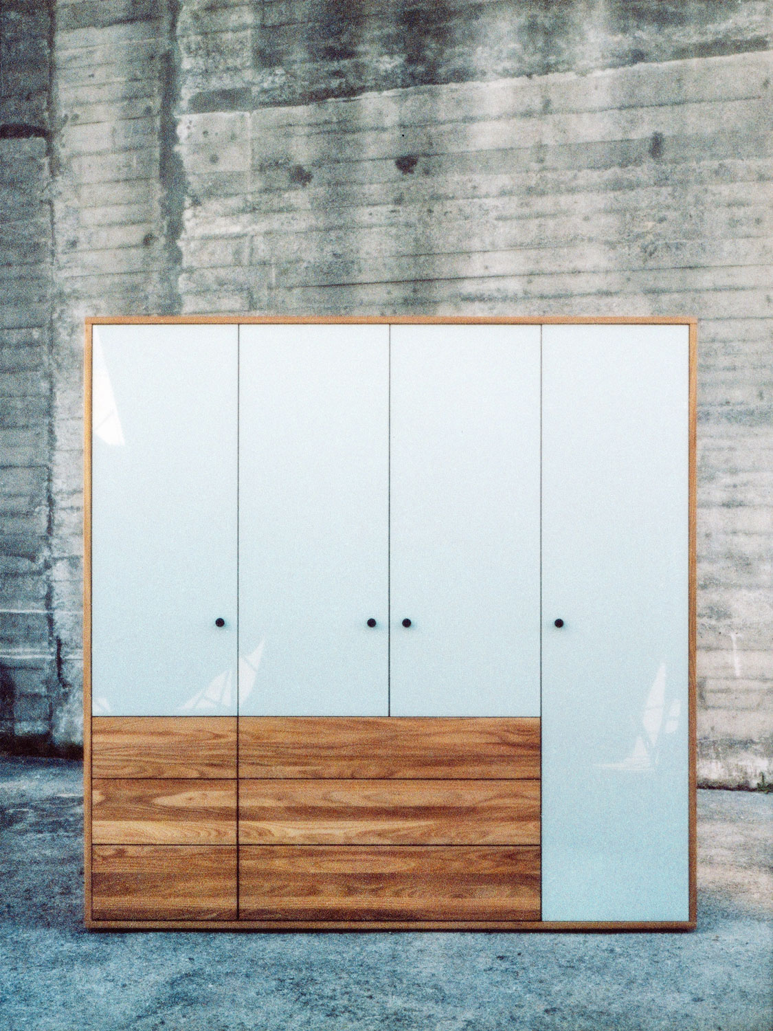 Massvholzschrank in Ulme mit Glastüren. Markantes Detail ist der Rahmen aus 25 mm Holz.