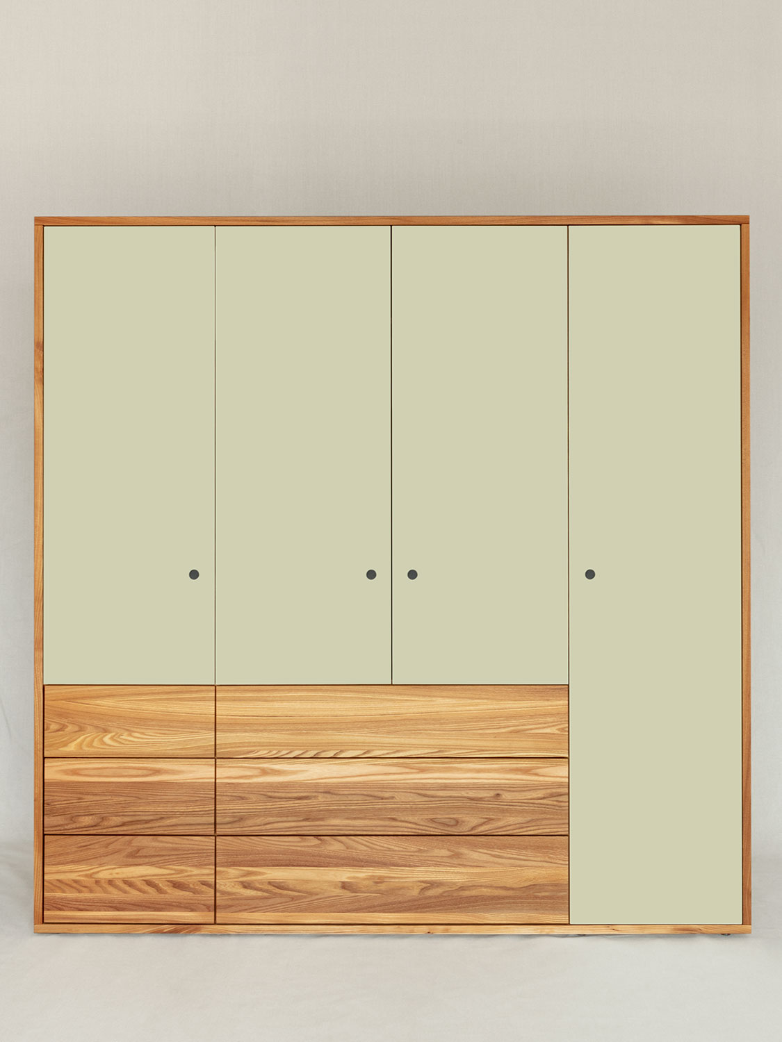 Massvholzschrank in Ulme mit lackierten Glastüren. Markantes Detail ist der Rahmen aus 25 mm Holz.