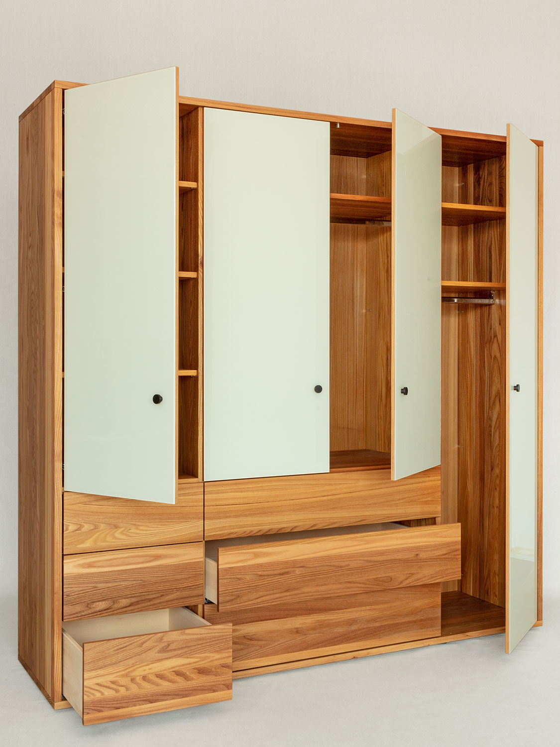 Massvholzschrank in Ulme mit Glastüren. Auch die Inneneinteilung ist aus Massivholz.