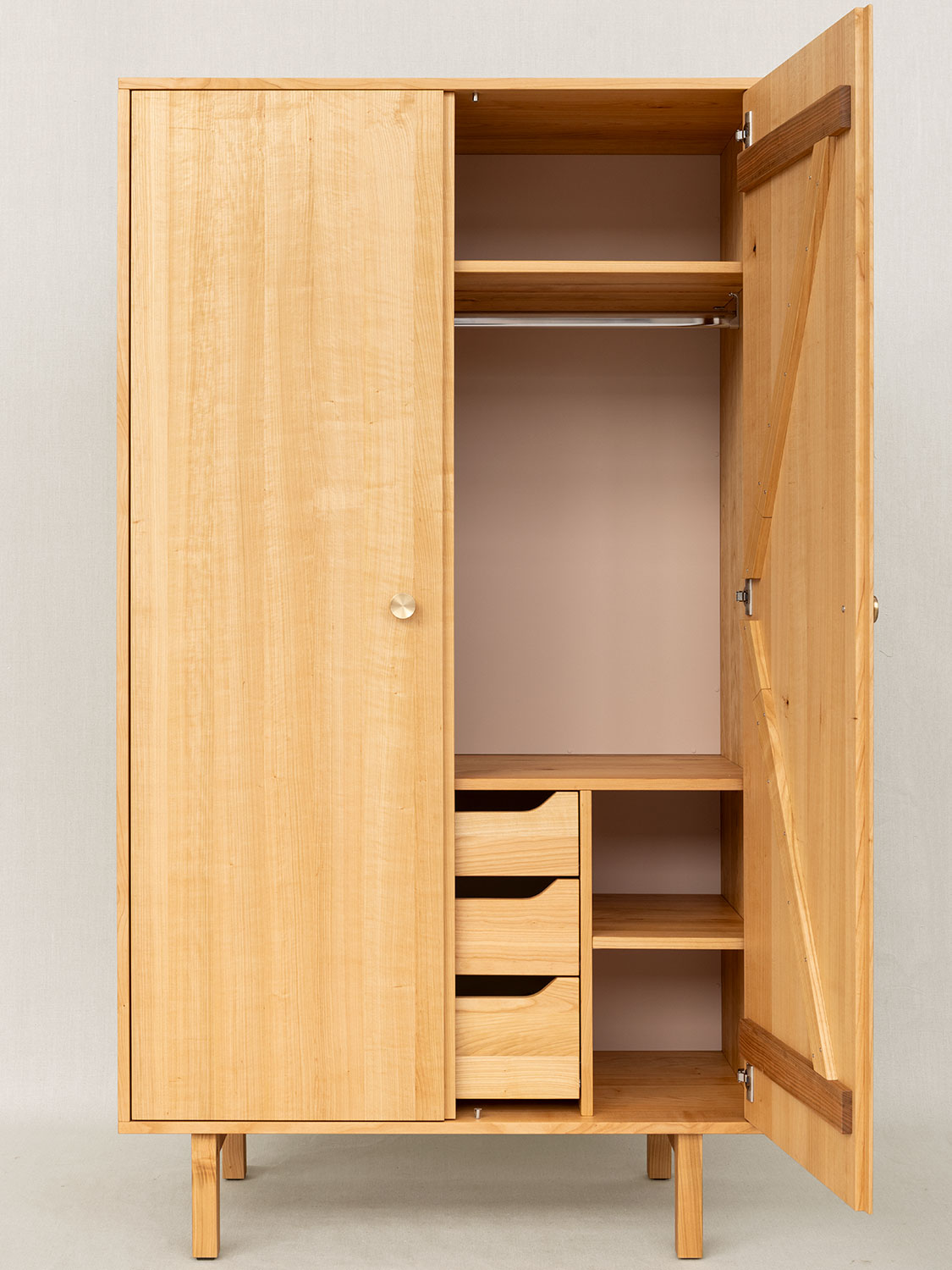 Massivholzschrank auf F&uuml;ssen in Kirschbaum, 105 &times; 189 &times; 52 cm