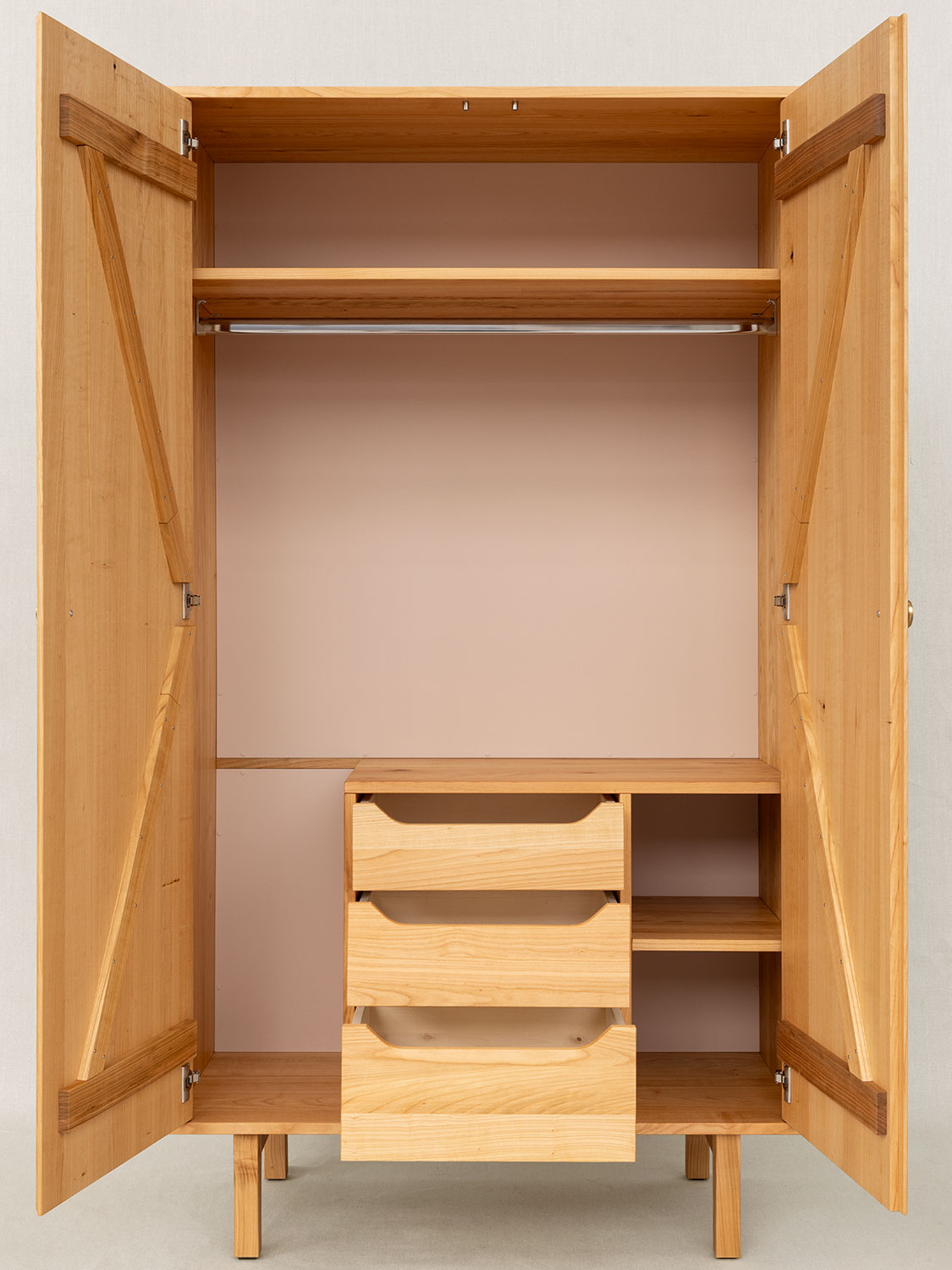 Massivholzschrank auf F&uuml;ssen in Kirschbaum, 105 &times; 189 &times; 52 cm, Innenansicht