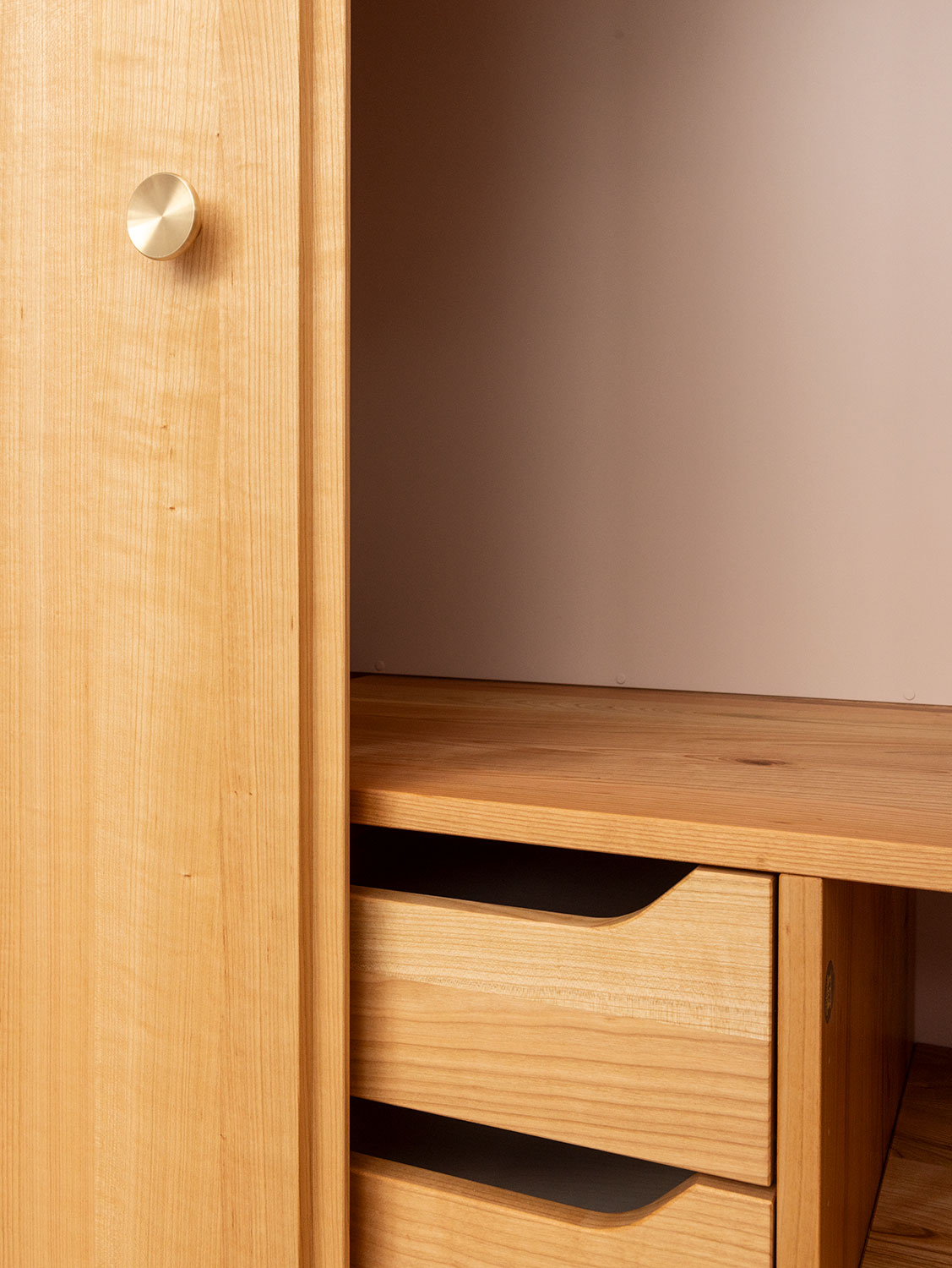 Massivholzschrank in Kirschbaum, Detail Innenschubladen