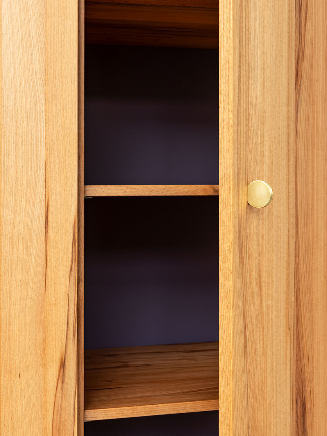Massivholzschrank in Kernbuche, Detail von Tür mit Messinggriff