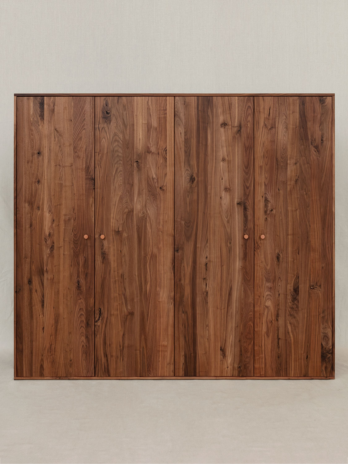 Massivholzschrank in Astnussbaum, 4 Türen, 232 cm breit