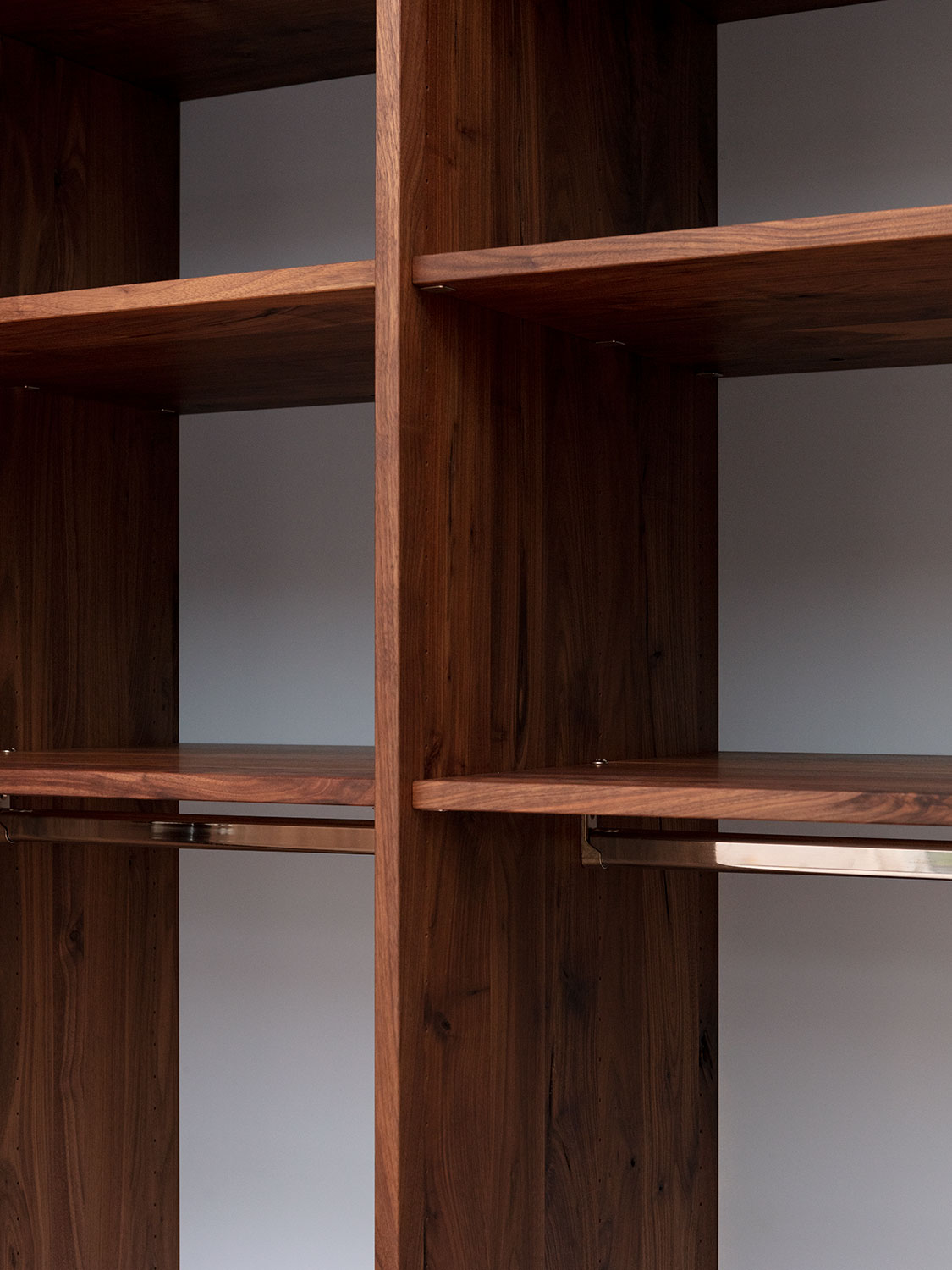 Massivholzschrank in Astnussbaum, auch die Innenteile sind konsequent aus Massivholz.