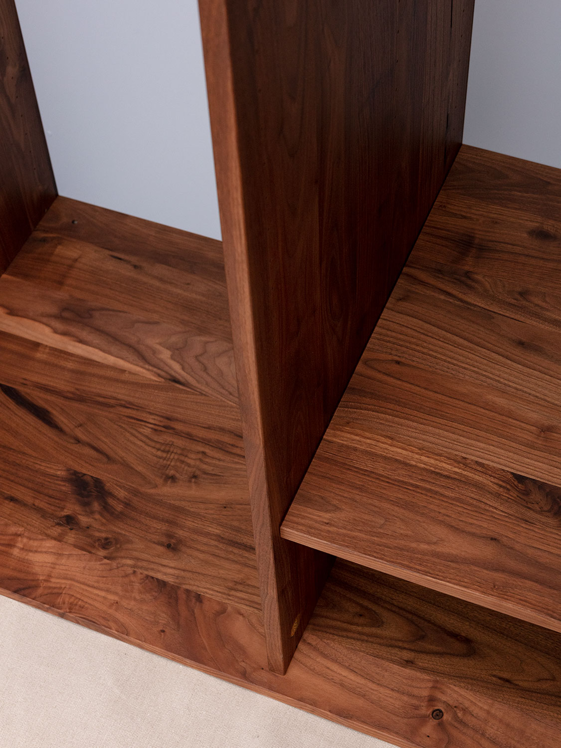 Massivholzschrank in Astnussbaum, auch die Innenteile sind konsequent aus Massivholz.