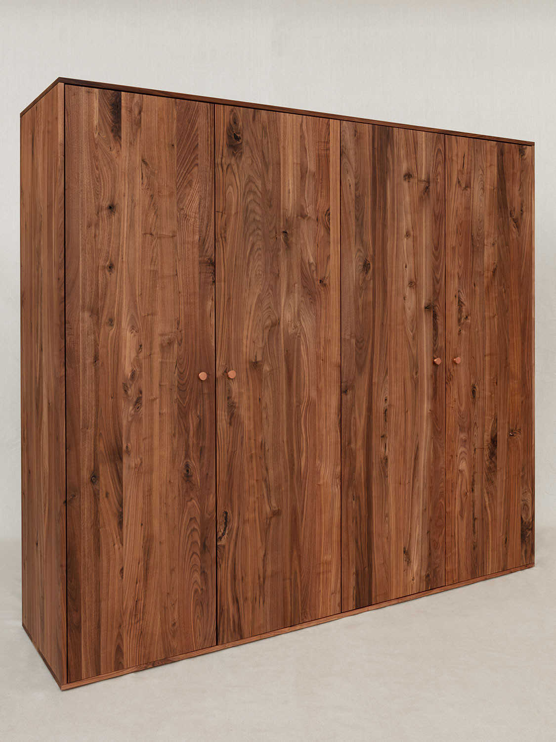 Massivholzschrank in Astnussbaum mit 4 Massivholztüren 232 × 208 x 60 cm