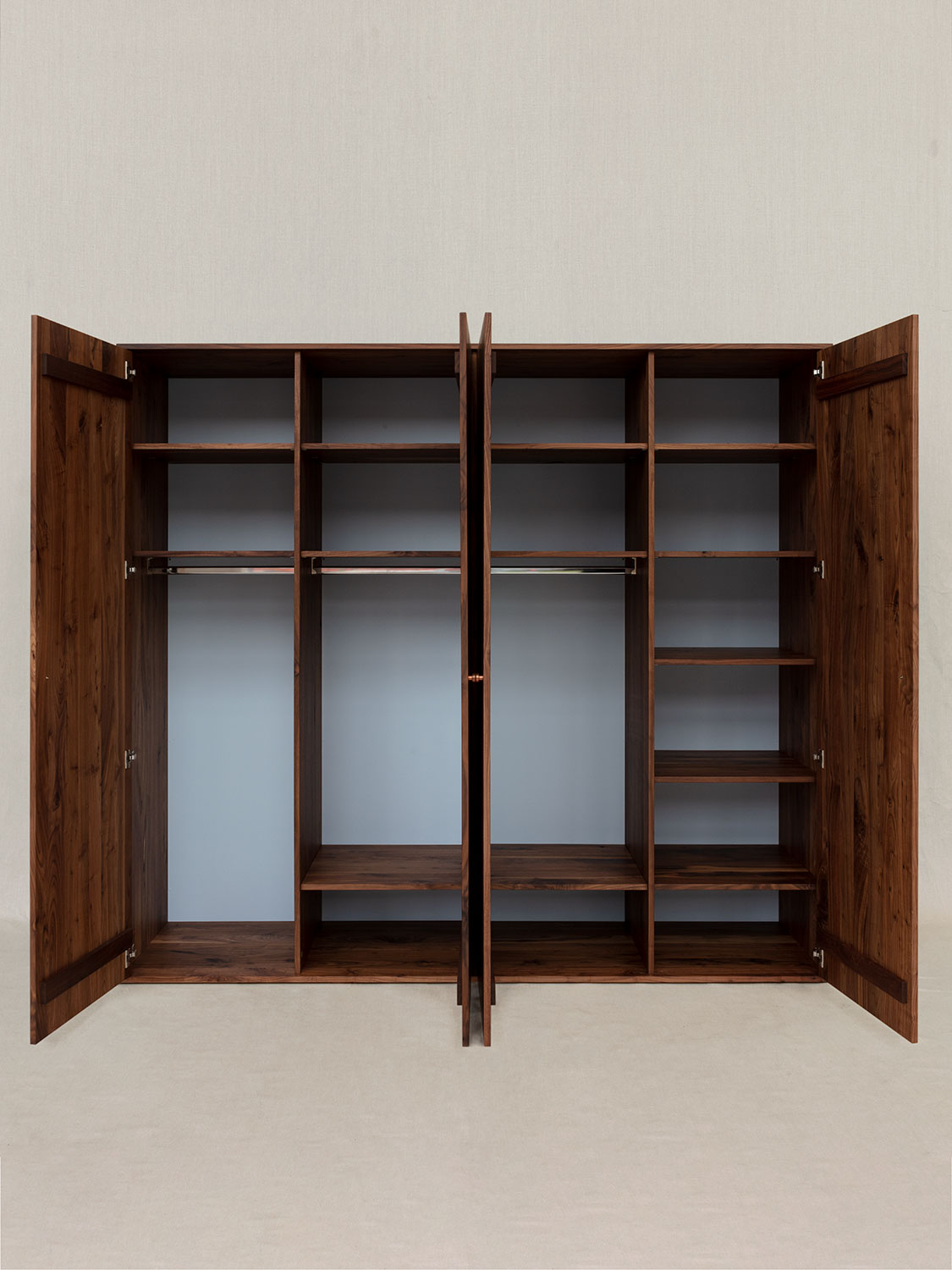 Massivholzschrank in Astnussbaum, neckisches Detail: die farbig lackierte Rückwand