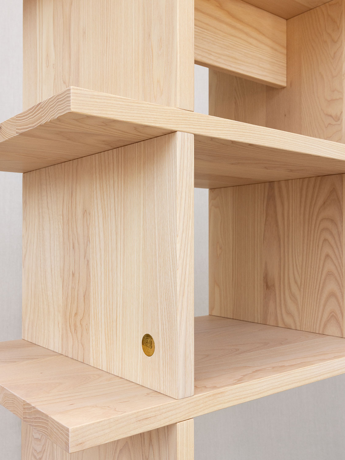 Offene Massivholzgarderobe aus Esche, Detailansicht