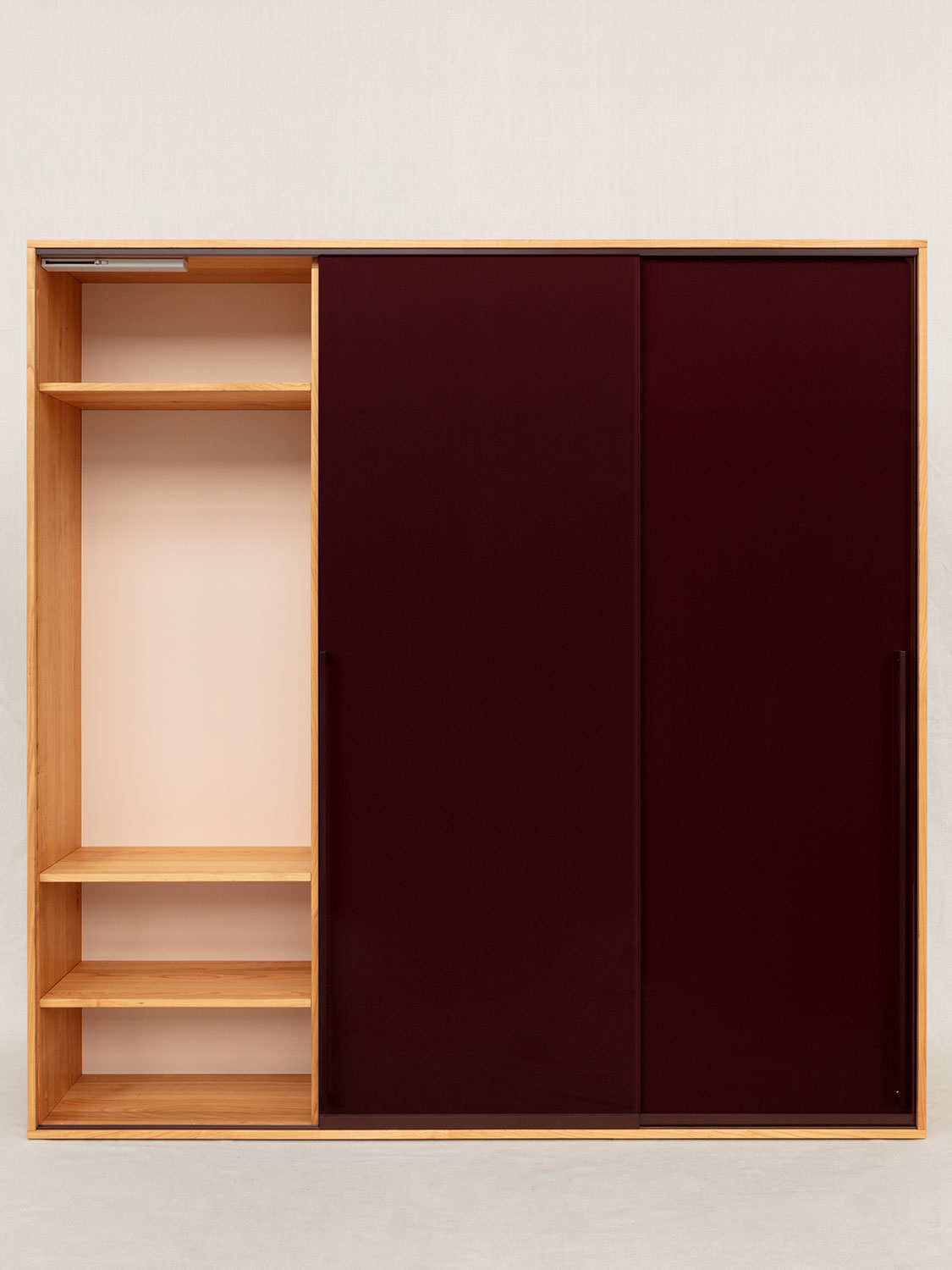 Schiebet&uuml;rschrank aus Kirschbaum Massivholz, mit 3 Schiebet&uuml;ren aus Glas