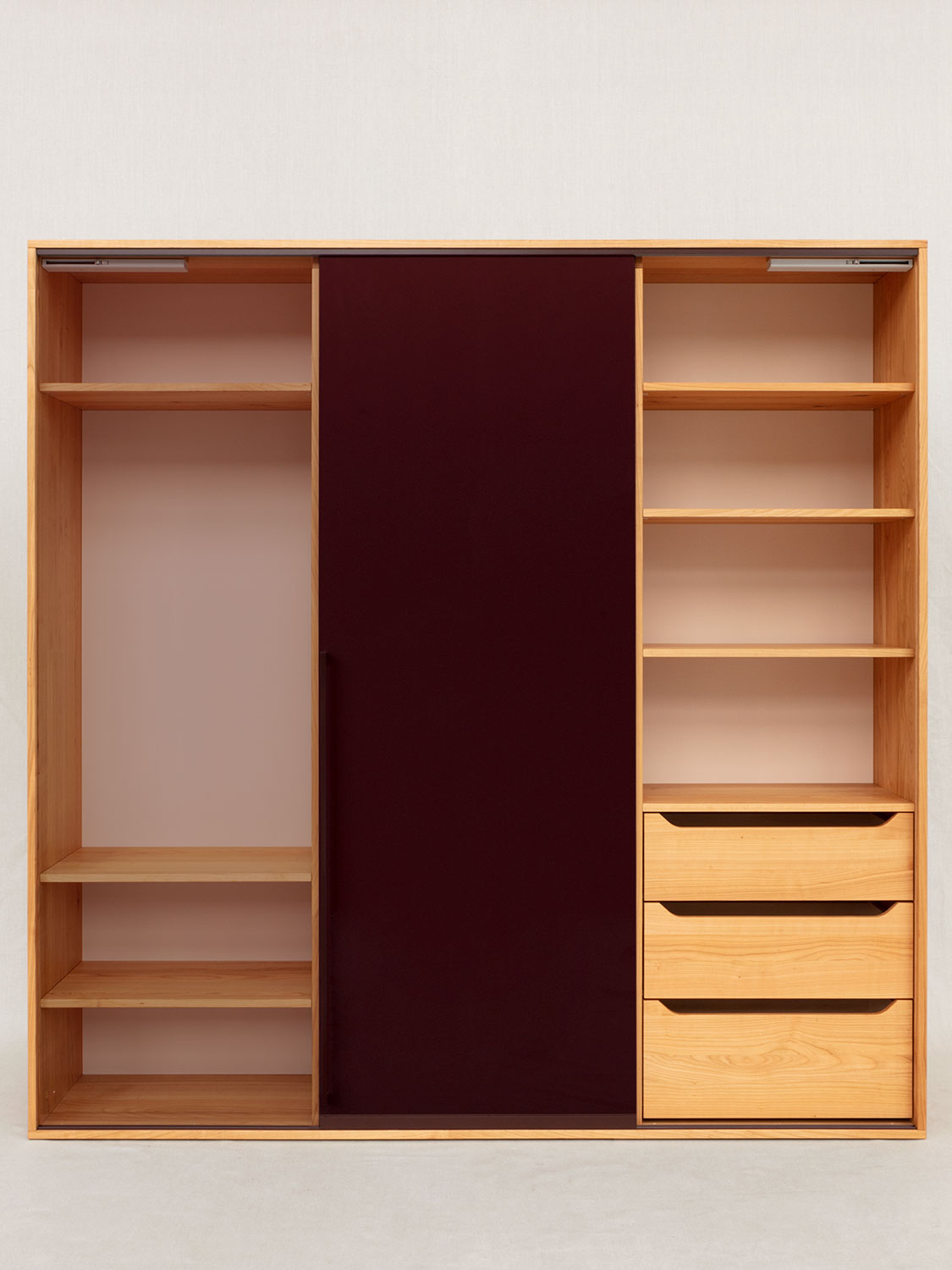 Schiebet&uuml;rschrank aus Kirschbaum Massivholz, mit 3 Schiebet&uuml;ren aus Glas und Innenschubladen