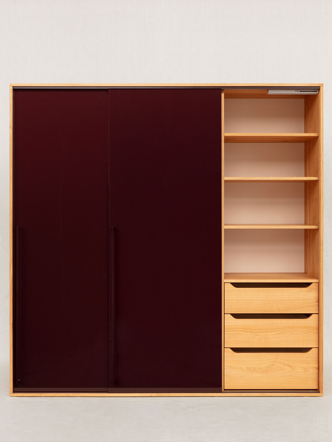 Schiebetürschrank aus Kirschbaum Massivholz, mit 3 Schiebetüren aus Glas und Innenschubladen
