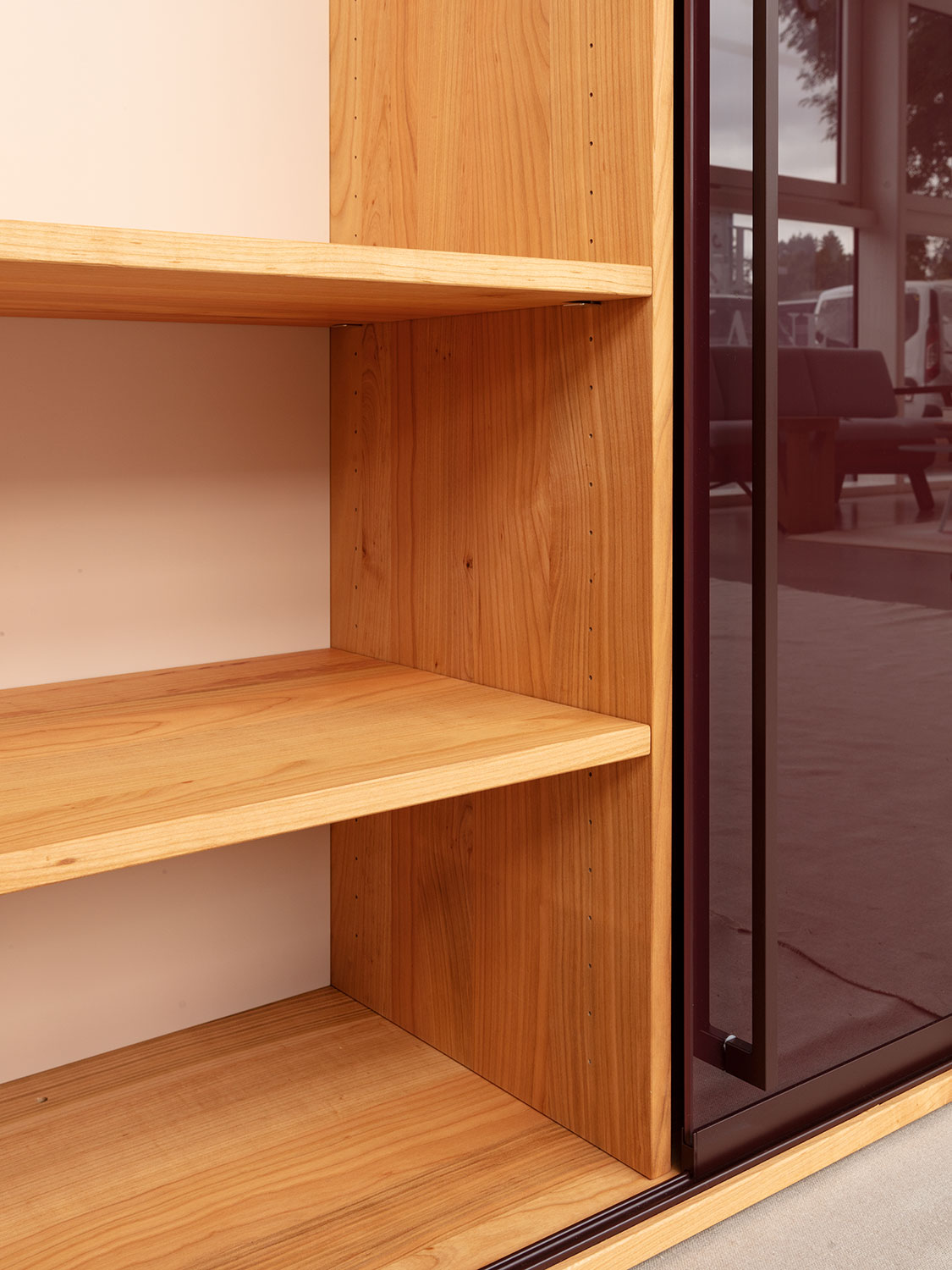 Schiebet&uuml;rschrank aus Kirschbaum Massivholz, mit 3 Schiebet&uuml;ren aus Glas