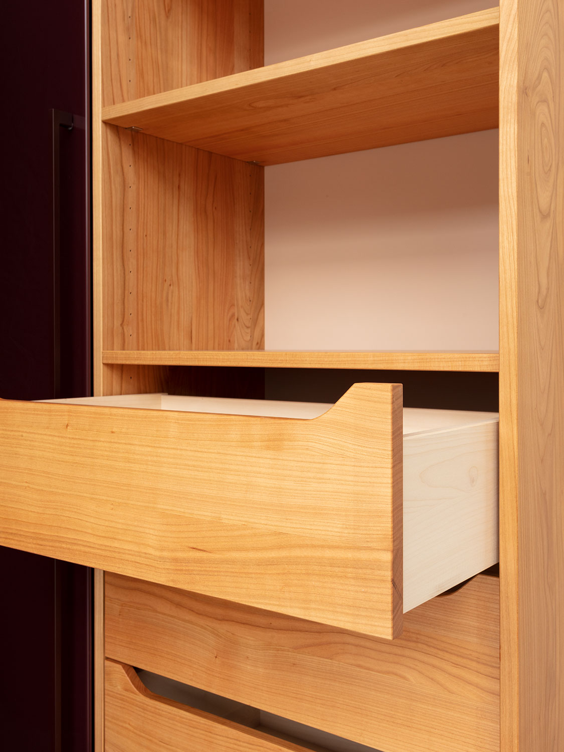 Schiebet&uuml;rschrank aus Kirschbaum Massivholz, mit 3 Schiebet&uuml;ren aus Glas und Innenschubladen