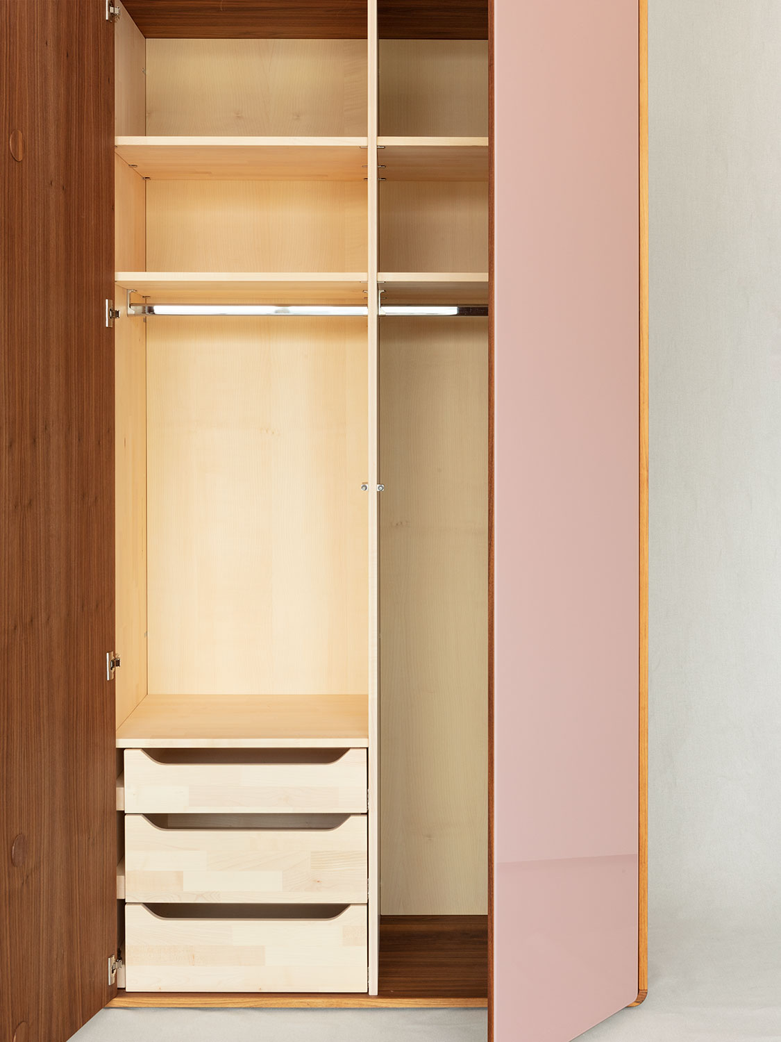 Massivholzschrank aus massivem Nussbaum. Die Inneneinteilung kann wahlweise aus keilverzinktem Ahorn gemacht werden.