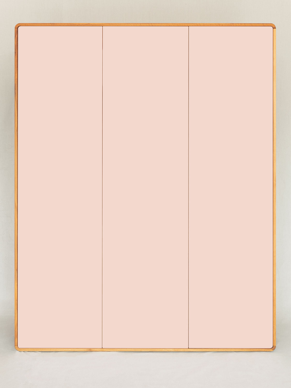 Massivholzschrank "Sfera" aus Nussbaum massiv mit Türen aus farbig lackiertem Glas. Die Nuss wirkt sehr hell, weil sie lange der Sonne ausgesetzt war.