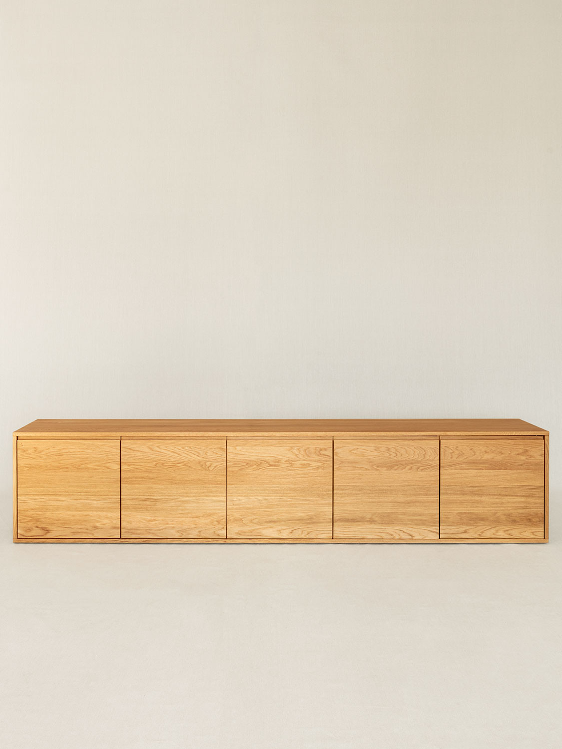 Massivholzlowboard  aus Eiche mit 5 Holztüren mit duchgehendem Holzbild