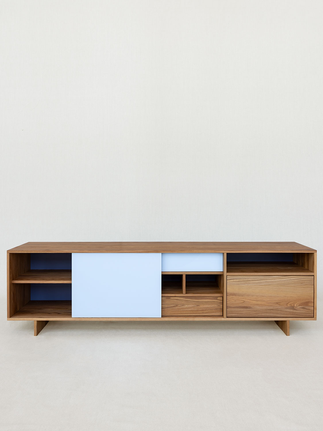 Massivholzsideboard in Ulme "Matokombi" mit Holz und Glasfronten (hellblau lackiert), mit Schiebetür, auf Wangenkonstuktion