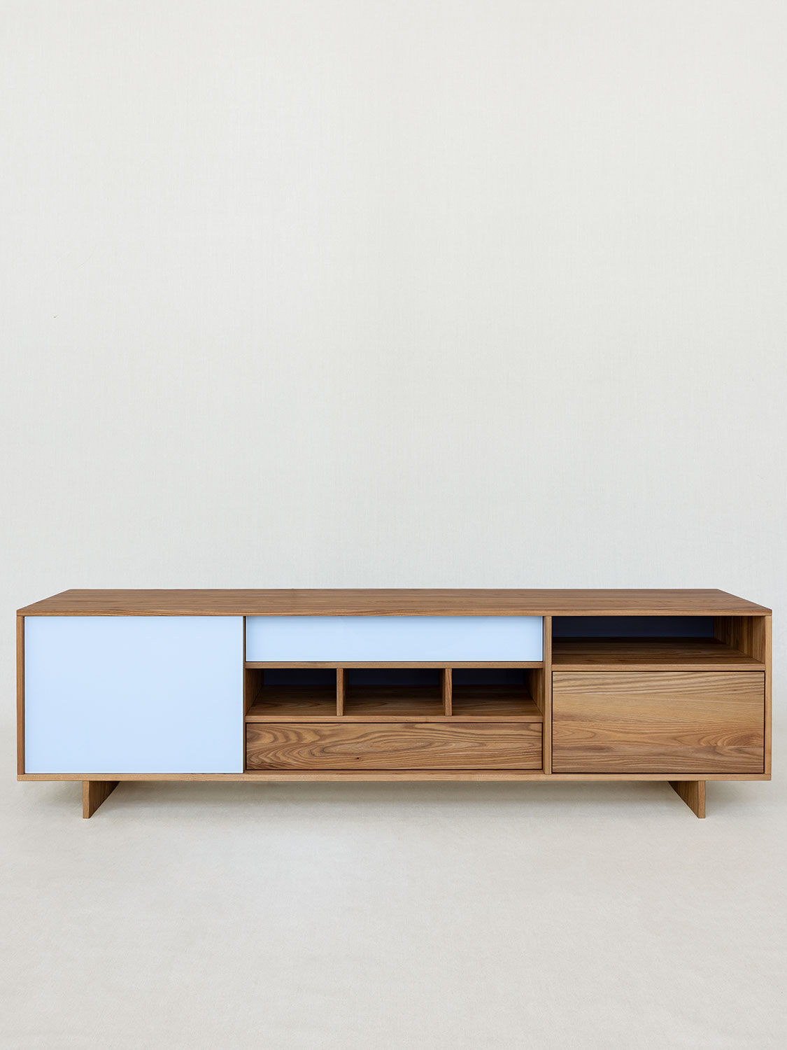 Massivholzsideboard in Ulme "Matokombi" mit Holz und Glasfronten (hellblau lackiert) auf Wangenkonstuktion