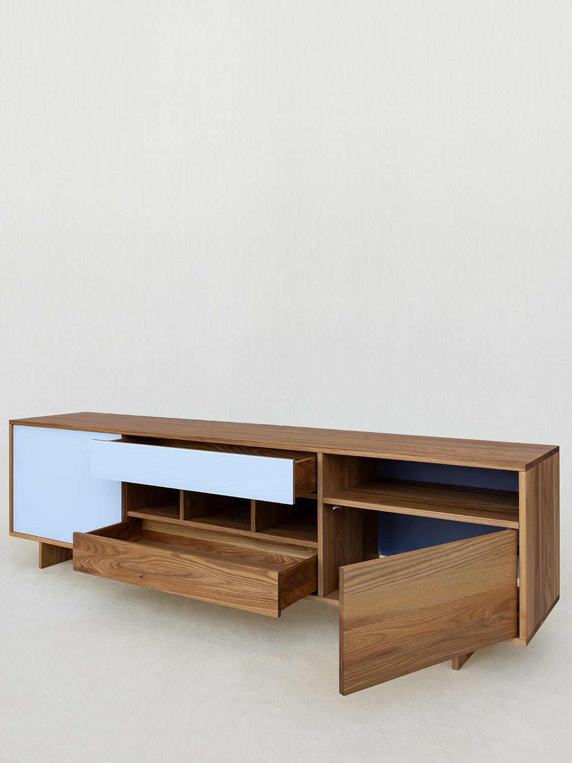 Massivholzsideboard in Ulme "Matokombi" mit Holz und Glasfronten (hellblau lackiert) auf Wangenkonstuktion