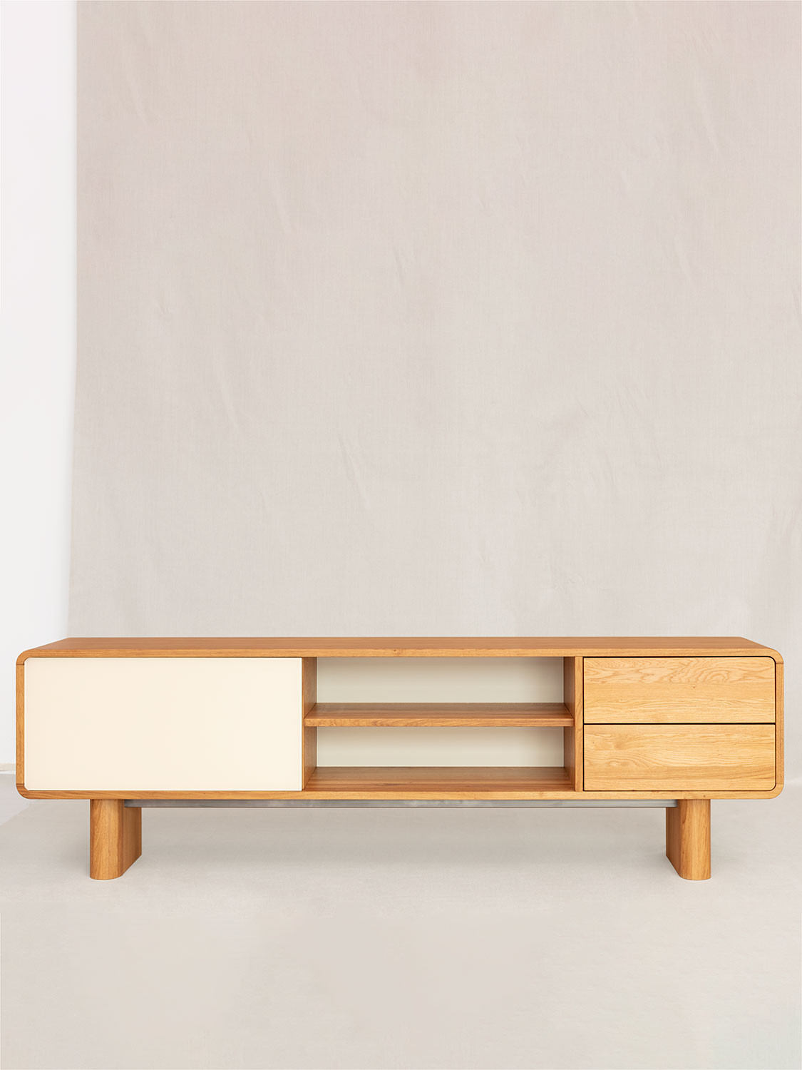 Massivholzsideboard aus Eiche auf "Pillenfüssen" mit einer Glasschiebetür und zwei Massivholzschubladen.