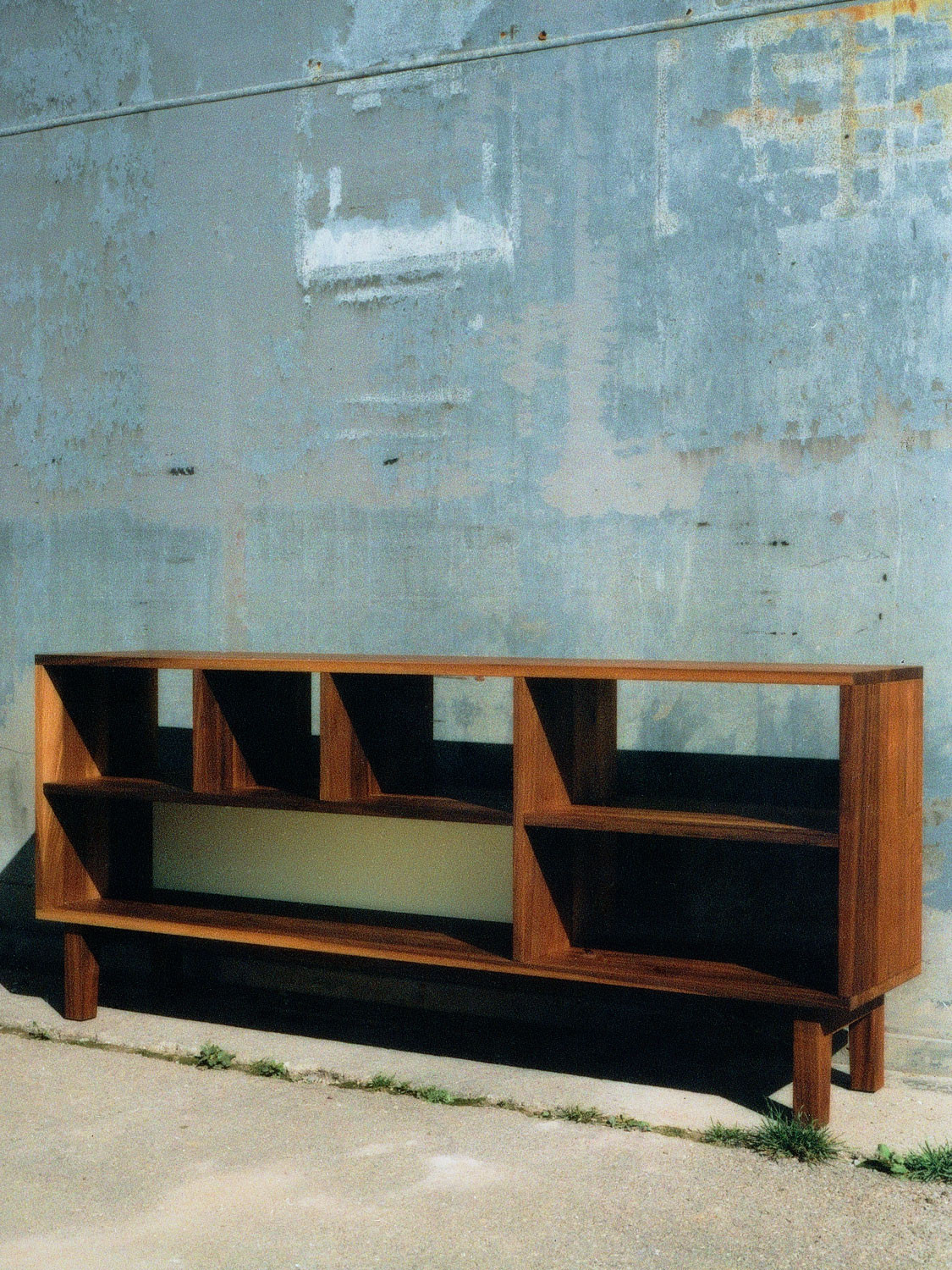 Offenes Massivholzsideboard aus Nussbaum auf Füssen mit farblich abgesetzter Rückwand