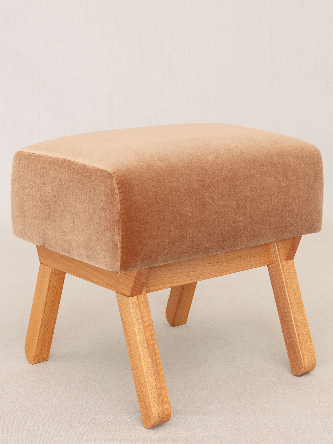 Massivholz- Fusshockerhocker Impala aus Buche, Bezugsstoff brauner Samt (Kvadrat Harald)