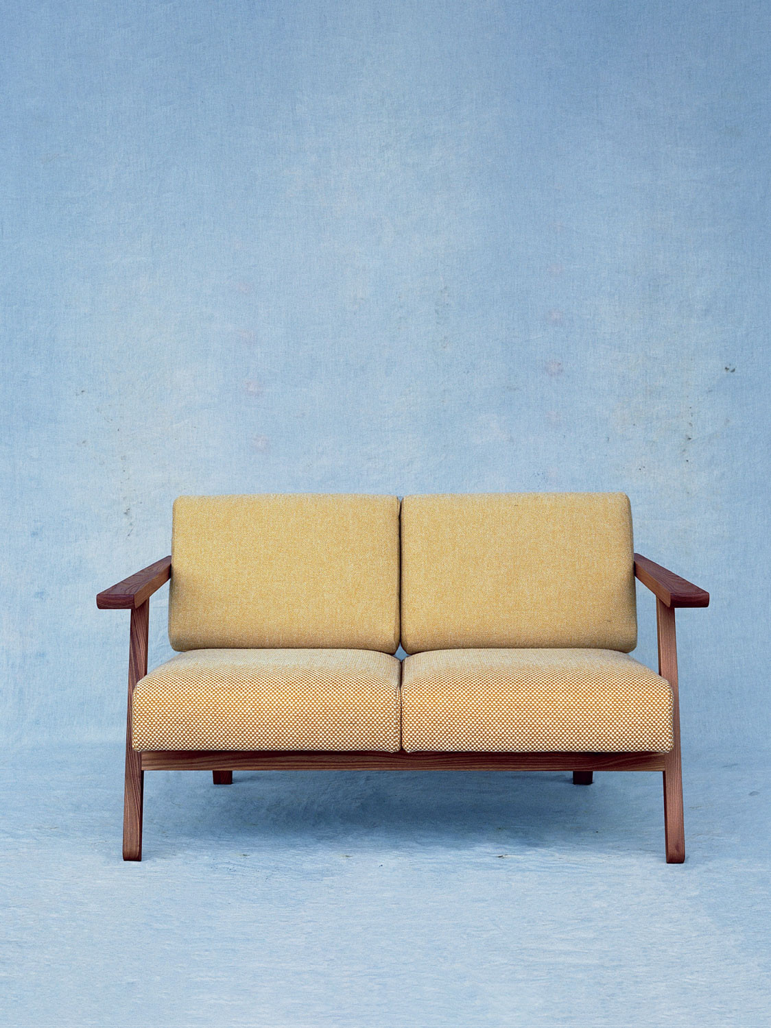 Zweier Massivholzsofa Impala Mini aus Ulme, 126 × 74 × 74 cm, Bezugsstoff Kvadrat Sisu und Hallingdal