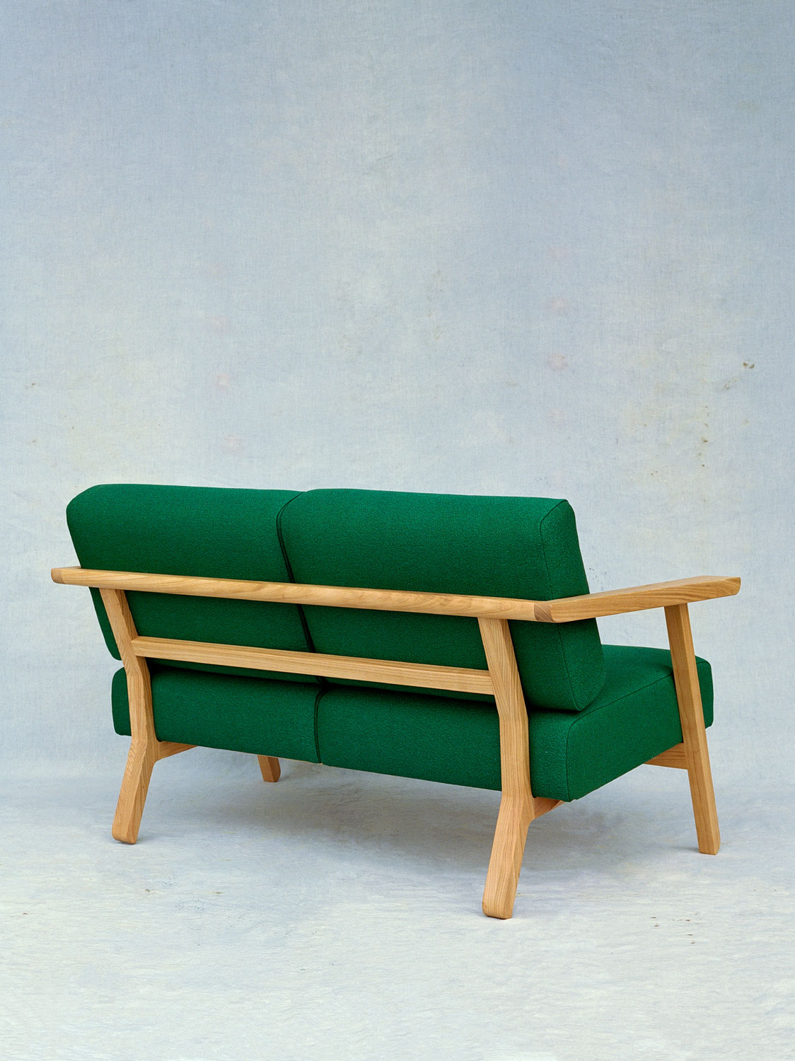 Impala "Mini" Sofa als Zweisitzer in Kirschbaum massiv. Bezug Rohi Shake, Farbe Bold