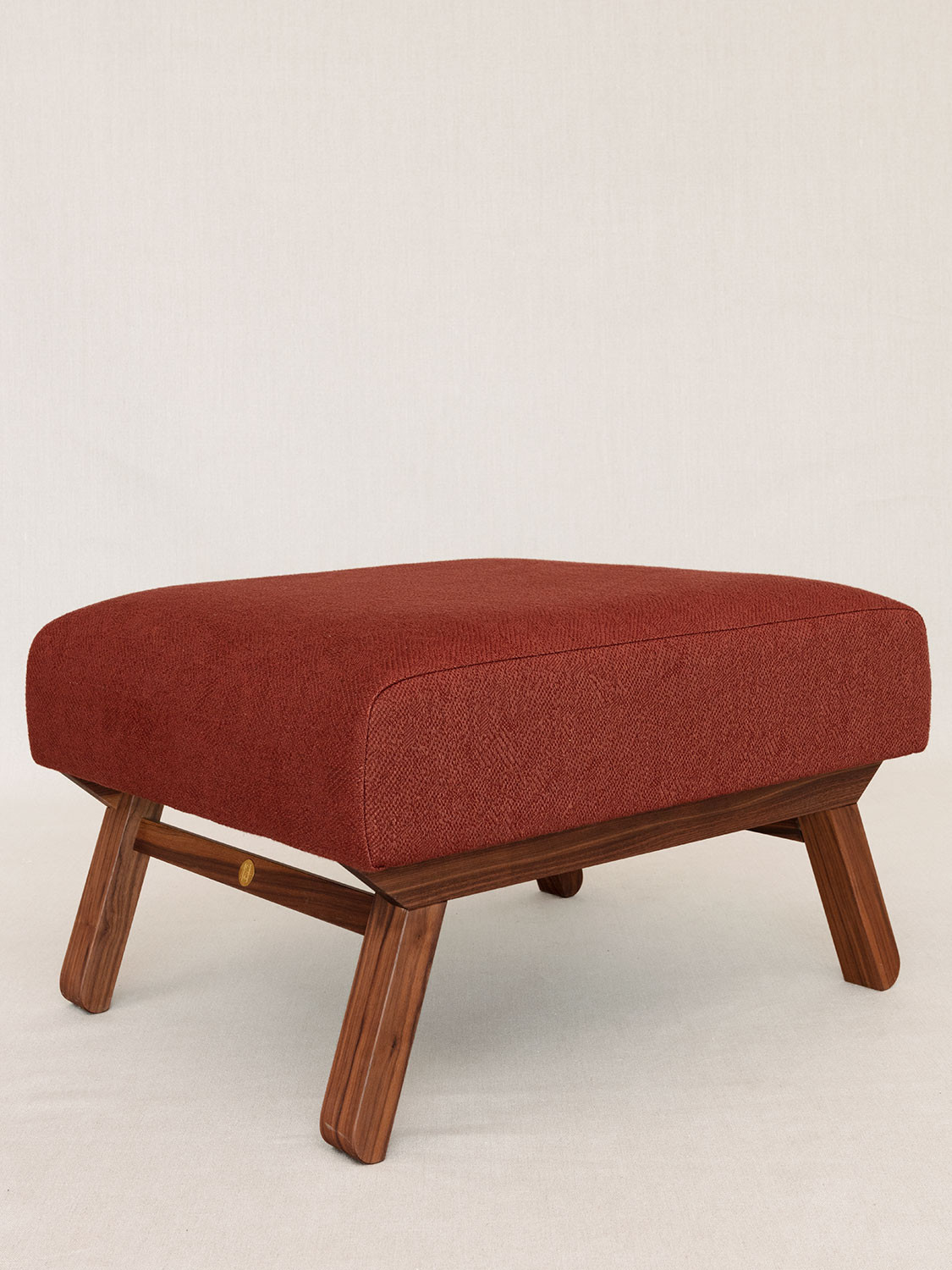 Massivholzottomane aus Nussbaum mit kupferrotem Poslter (Bezugstoff Kvadrat Keiga 0572)