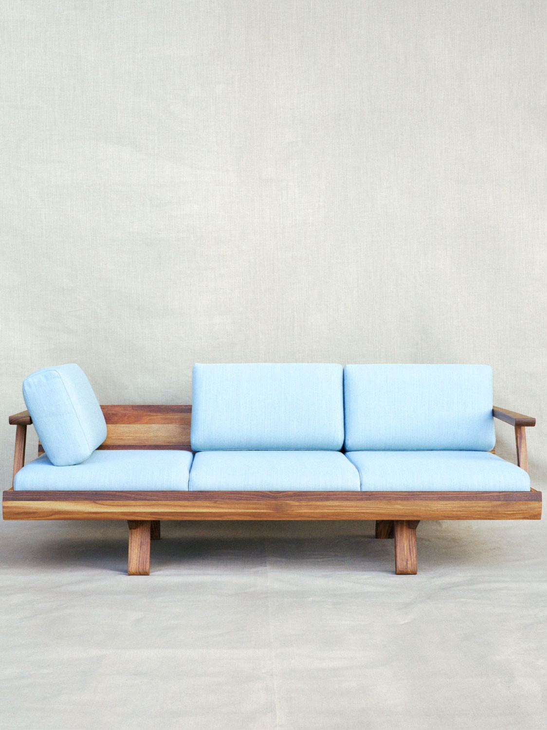 Sofa Impala klassisch aus massivem Nussbaum mit hellblauem Stoffbezug (Kvadrat Fiord 721)