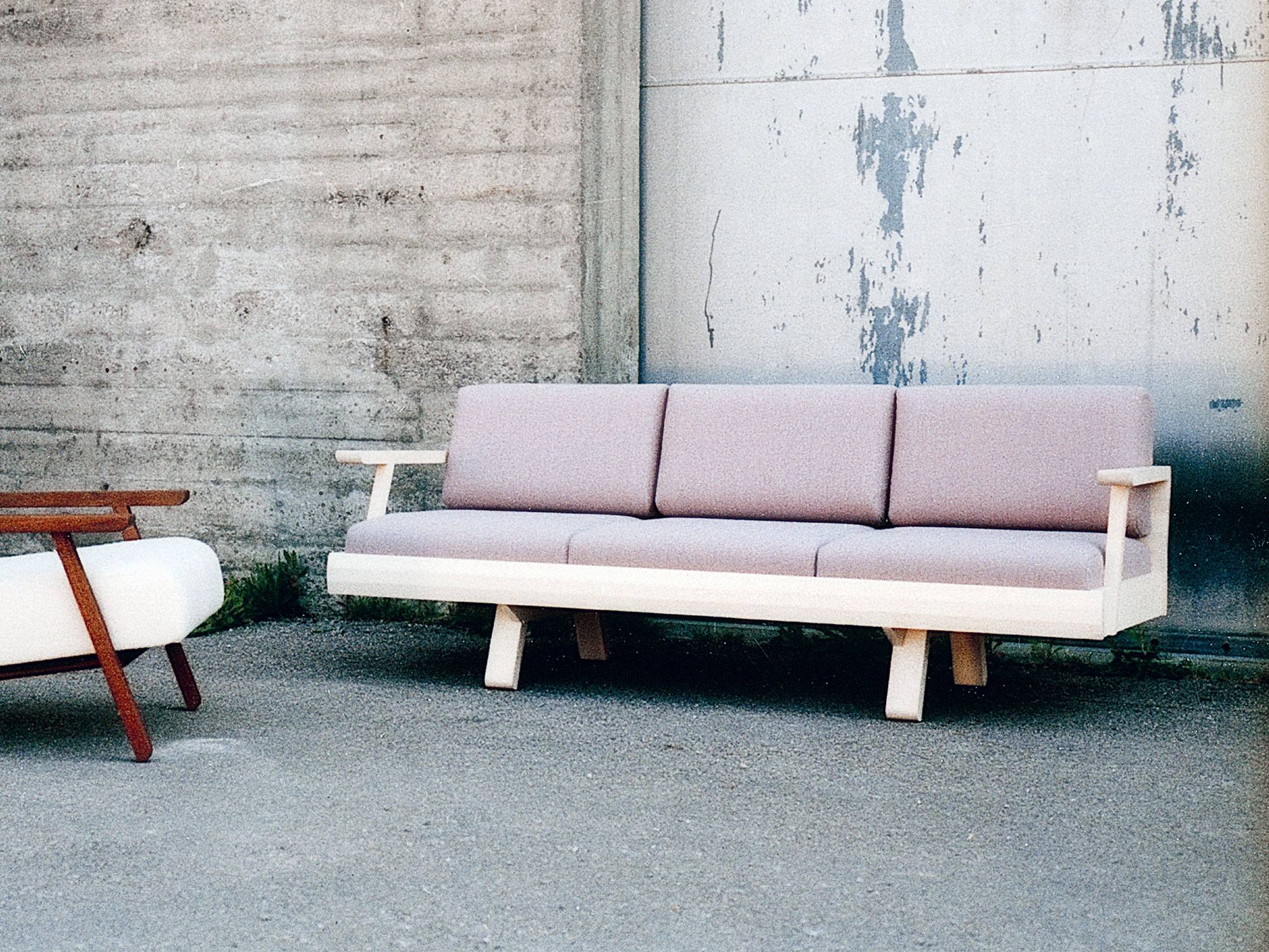 Sofa Impala klassisch in massivem Ahorn mit Bezug Kvadrat Fiord 521