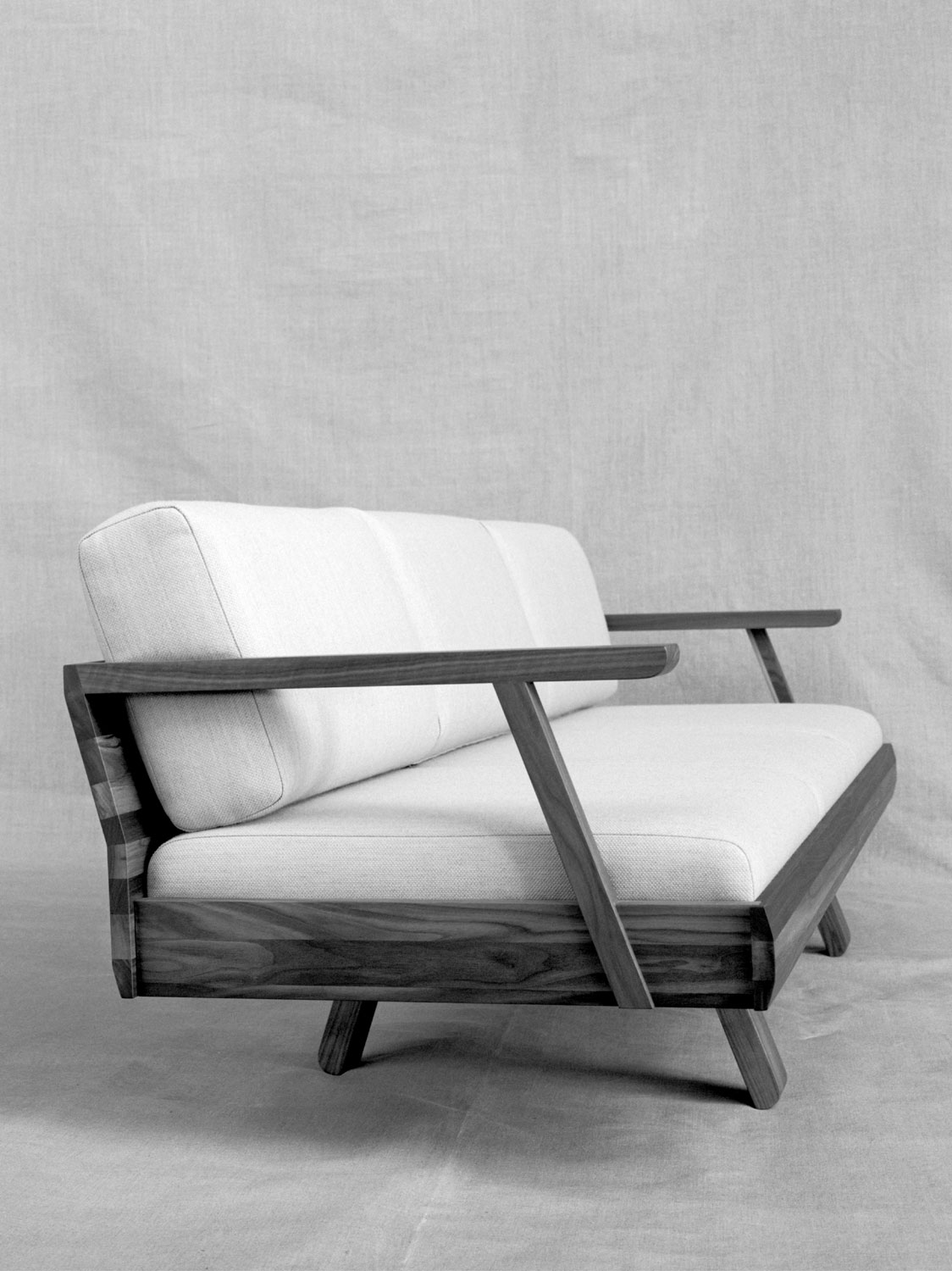 Sofa Impala klassisch in massivem Nussbaum mit Bezug Kvadrat Fiord 721