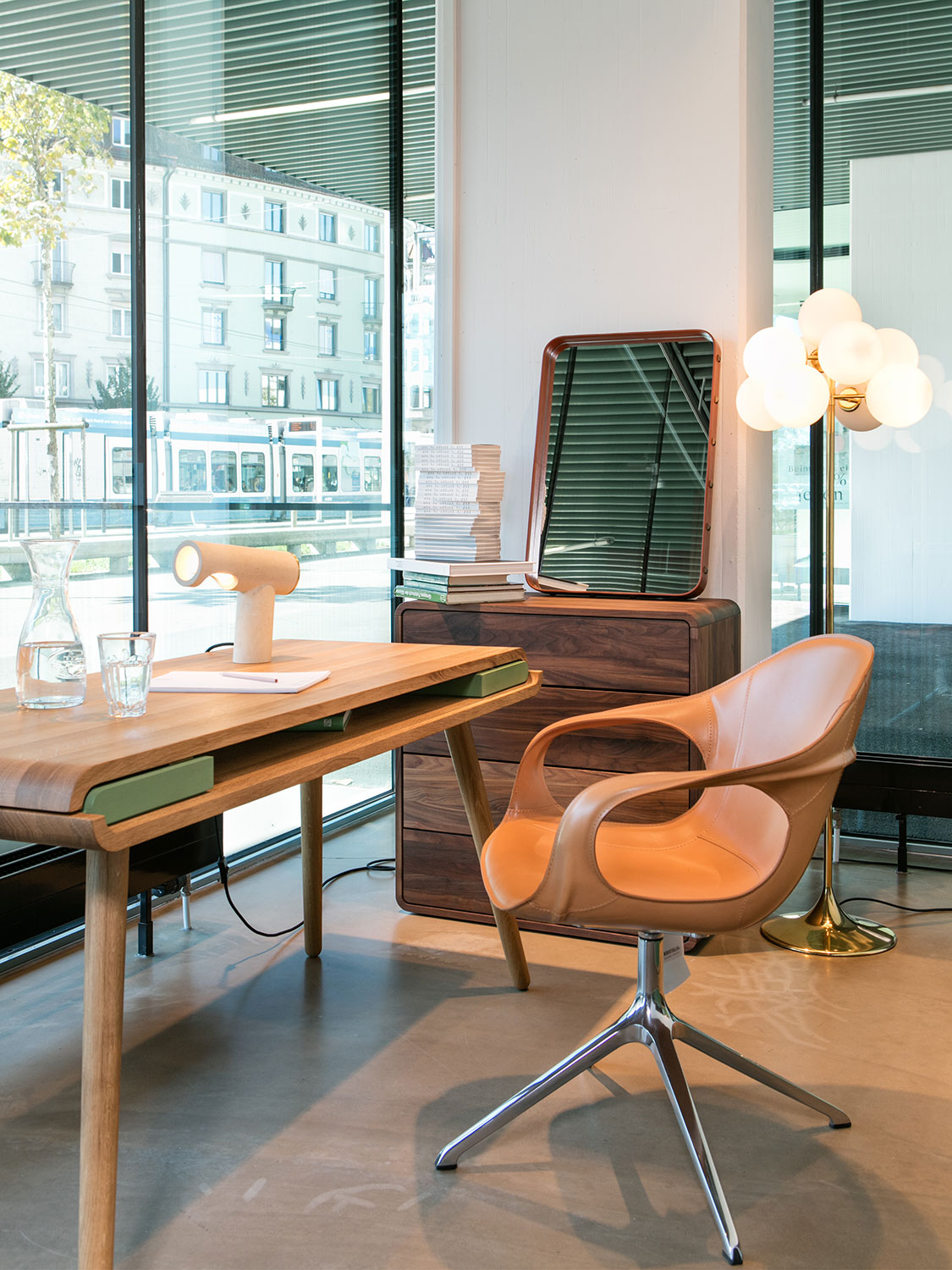 Massivholz-B&uuml;rotisch Calla, Eiche mit Innenzargen gebeizt RAL 6011, Resedagr&uuml;n